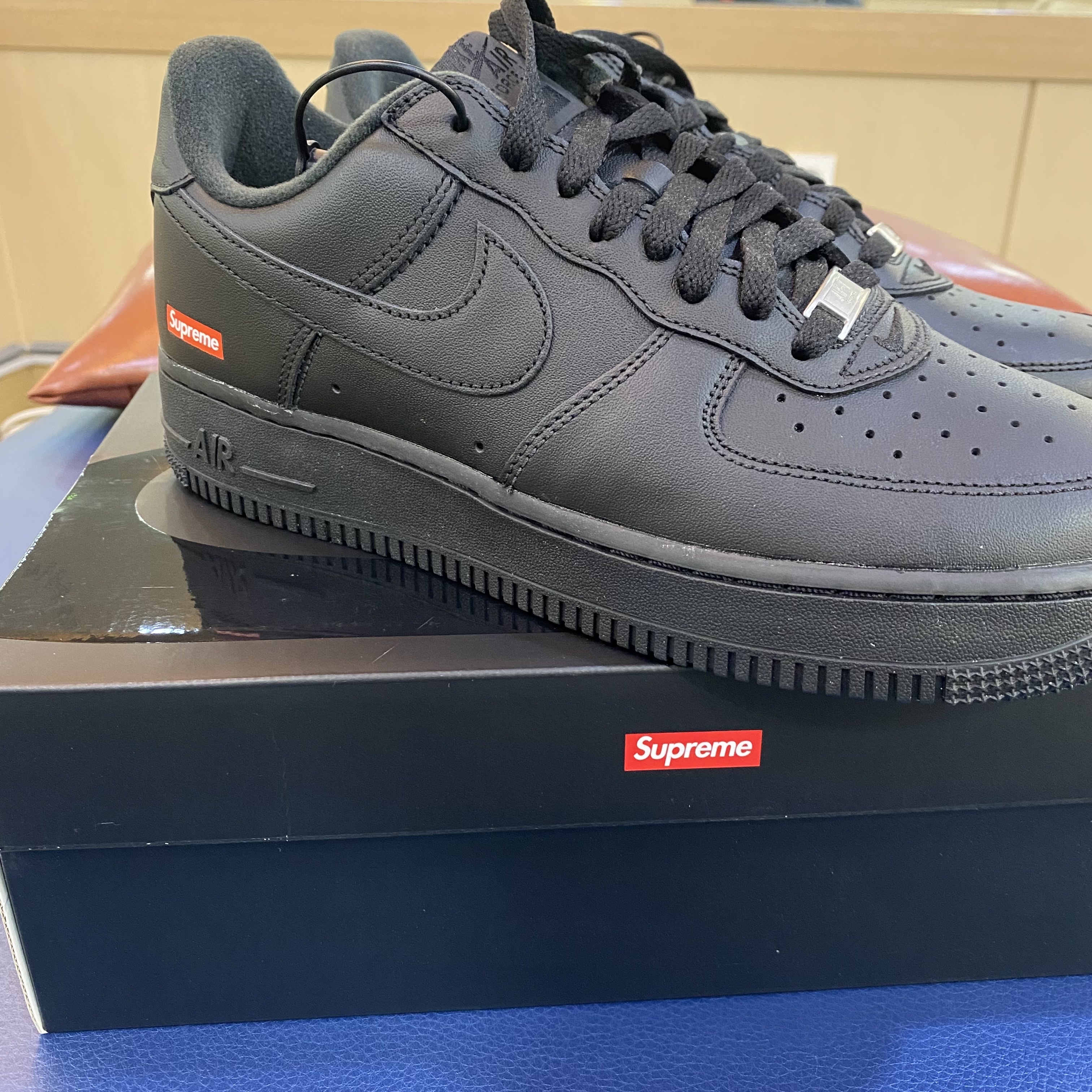 Nike x Supreme Air Force 1 Low Black 착용 스타일
