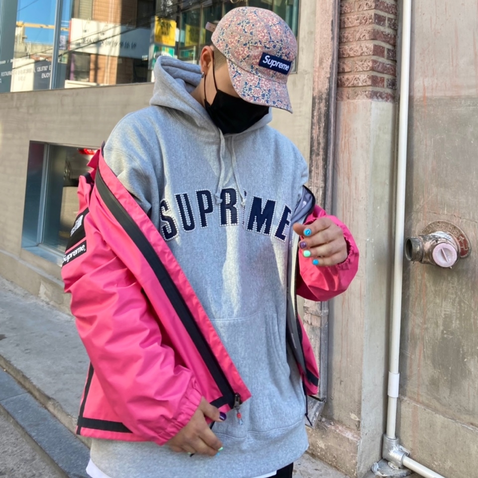 Supreme Washed Chino Twill Camp Cap Floral Cards - 21FW, Supreme Pearl Logo Hooded Sweatshirt Heather Grey - 21FW 착용 스타일 - 1