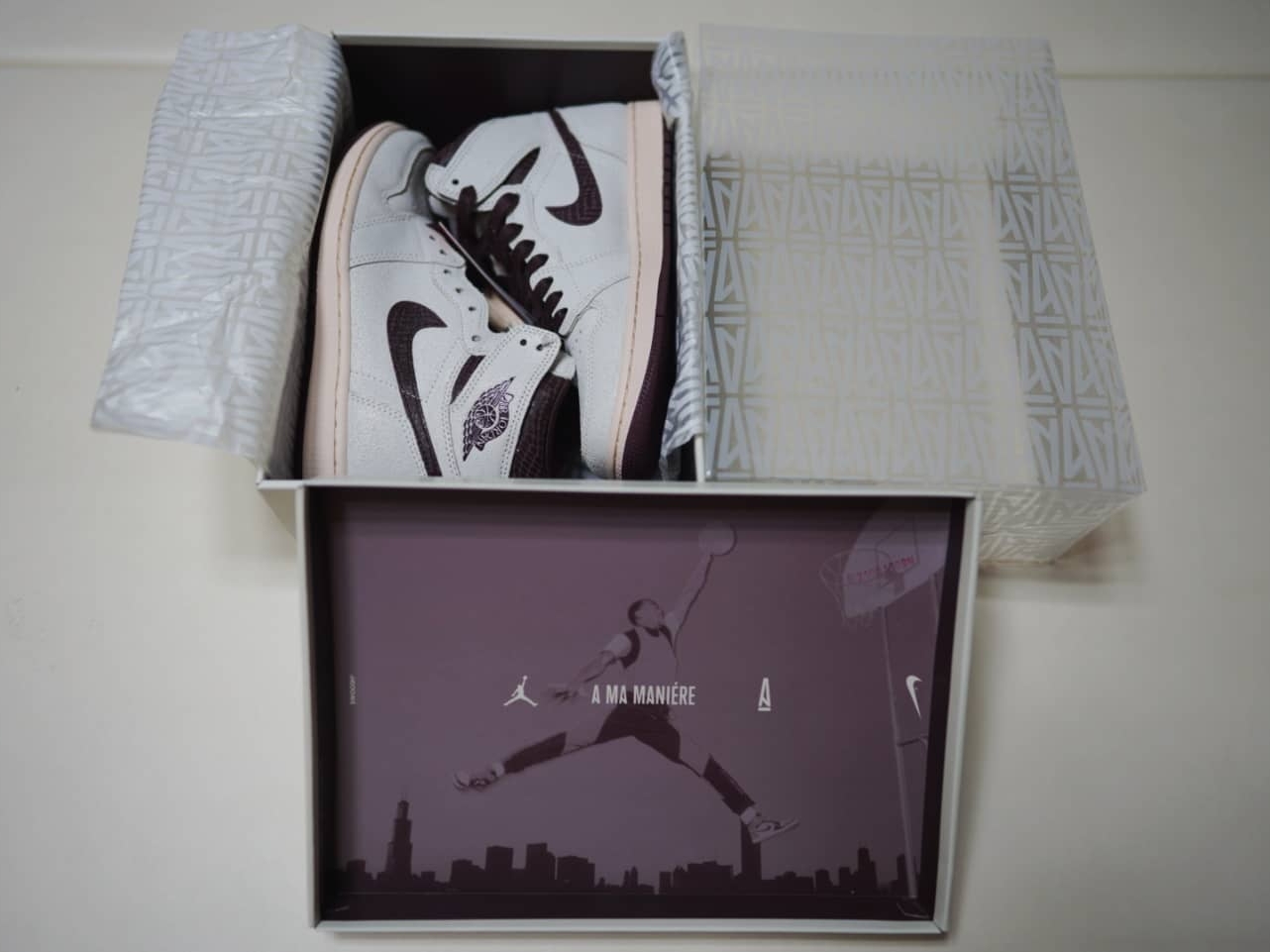 Jordan 1 x A Ma Maniere Retro High OG SP Sail and Burgundy 착용 스타일 - 3