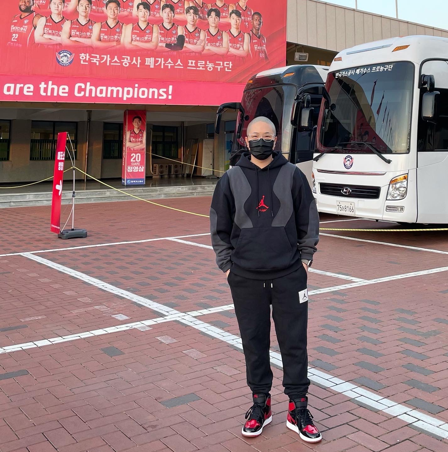 Jordan 1 Retro High OG Patent Bred, Jordan x Off-White Fleece Pullover Hoodie Black - Asia 착용 스타일
