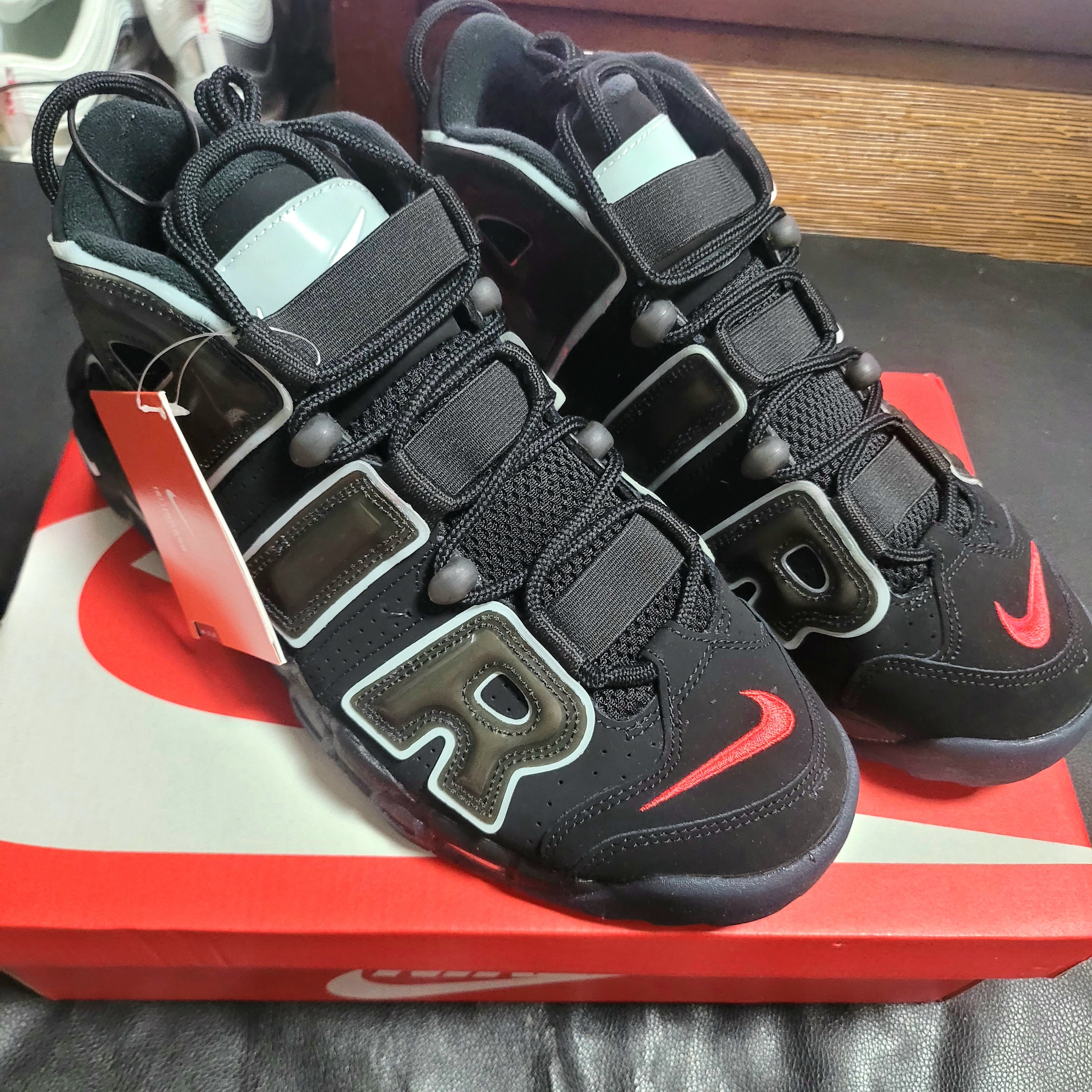 Nike Air More Uptempo 96 Maximum Volume 착용 스타일 - 1