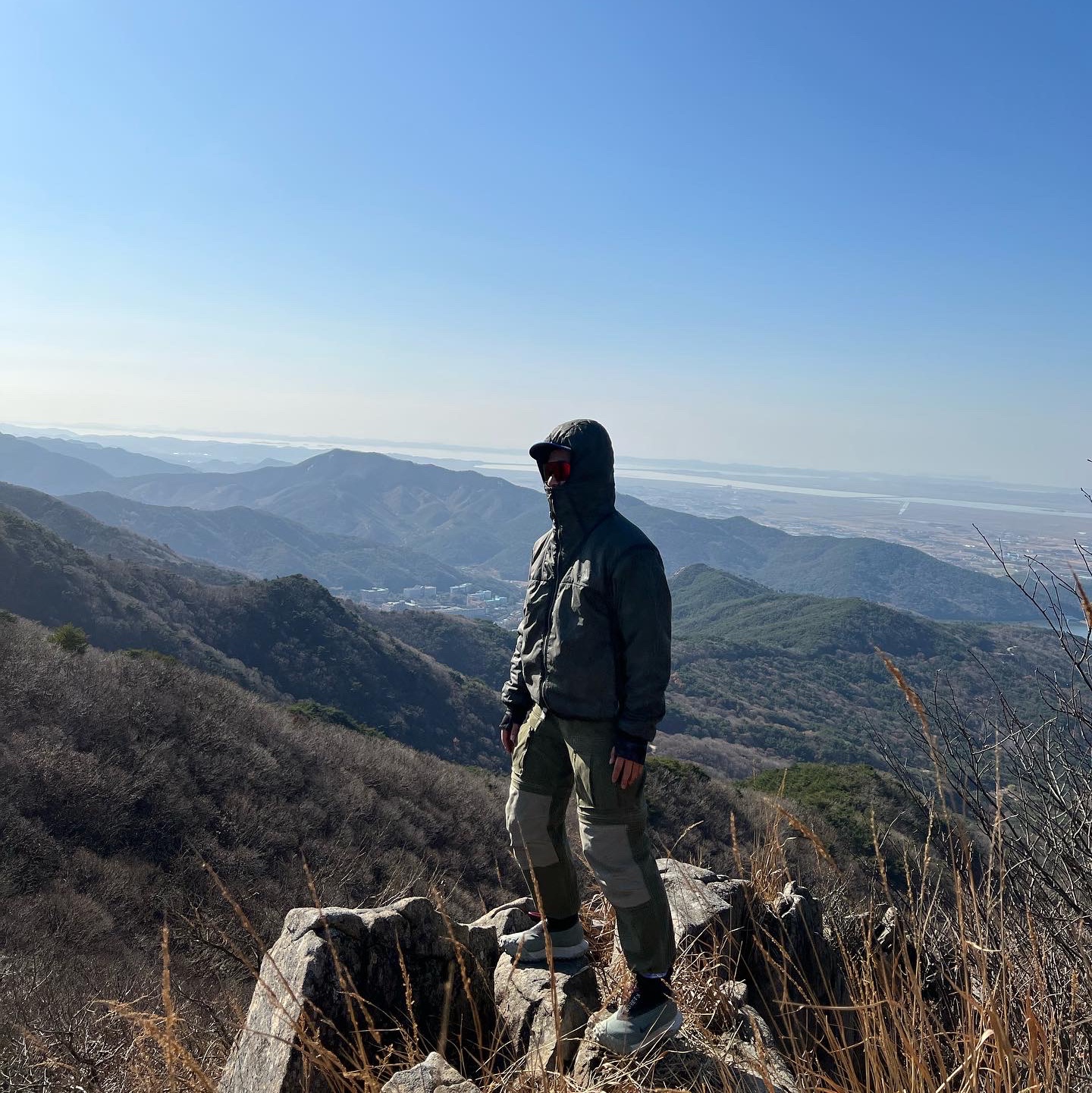 Nike ACG Mountain Fly Gore-Tex Clay Green, Nike ACG Smith Summit Cargo Pants Medium Olive - Asia 착용 스타일 - 2