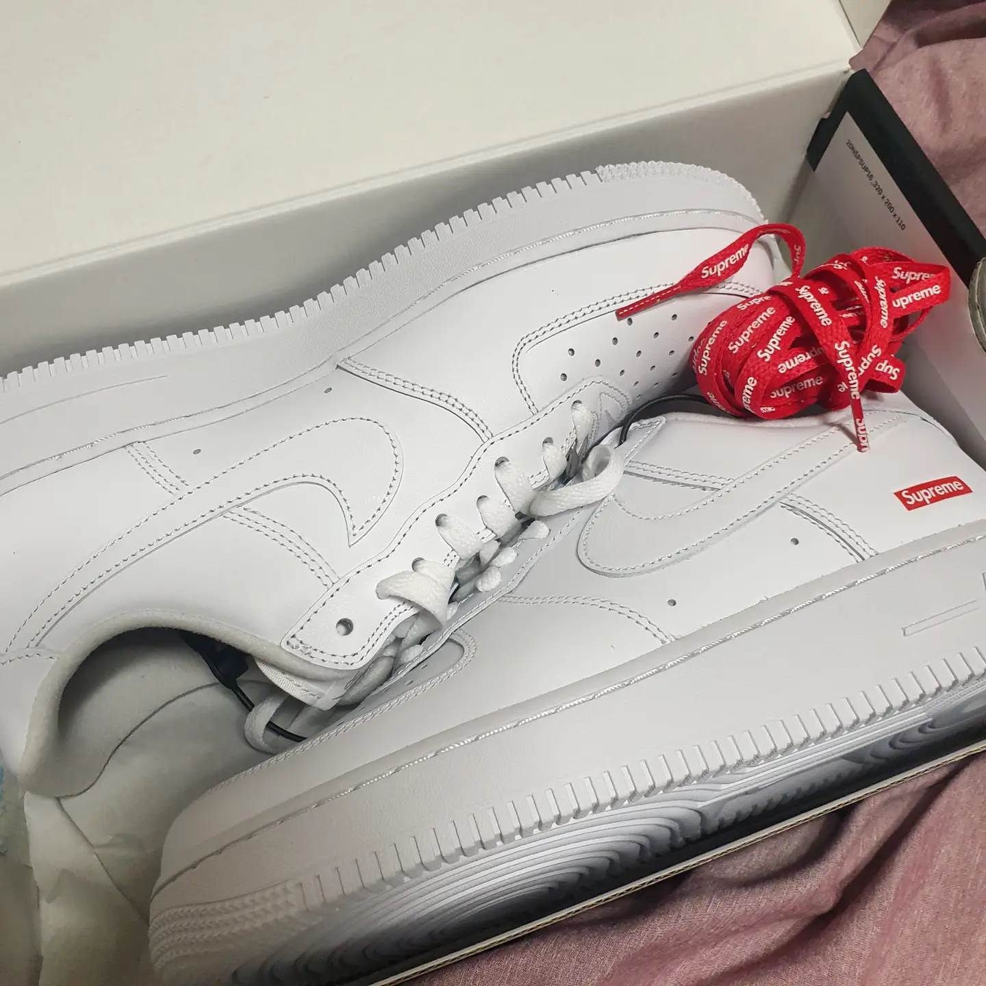 Nike x Supreme Air Force 1 Low White 착용 스타일