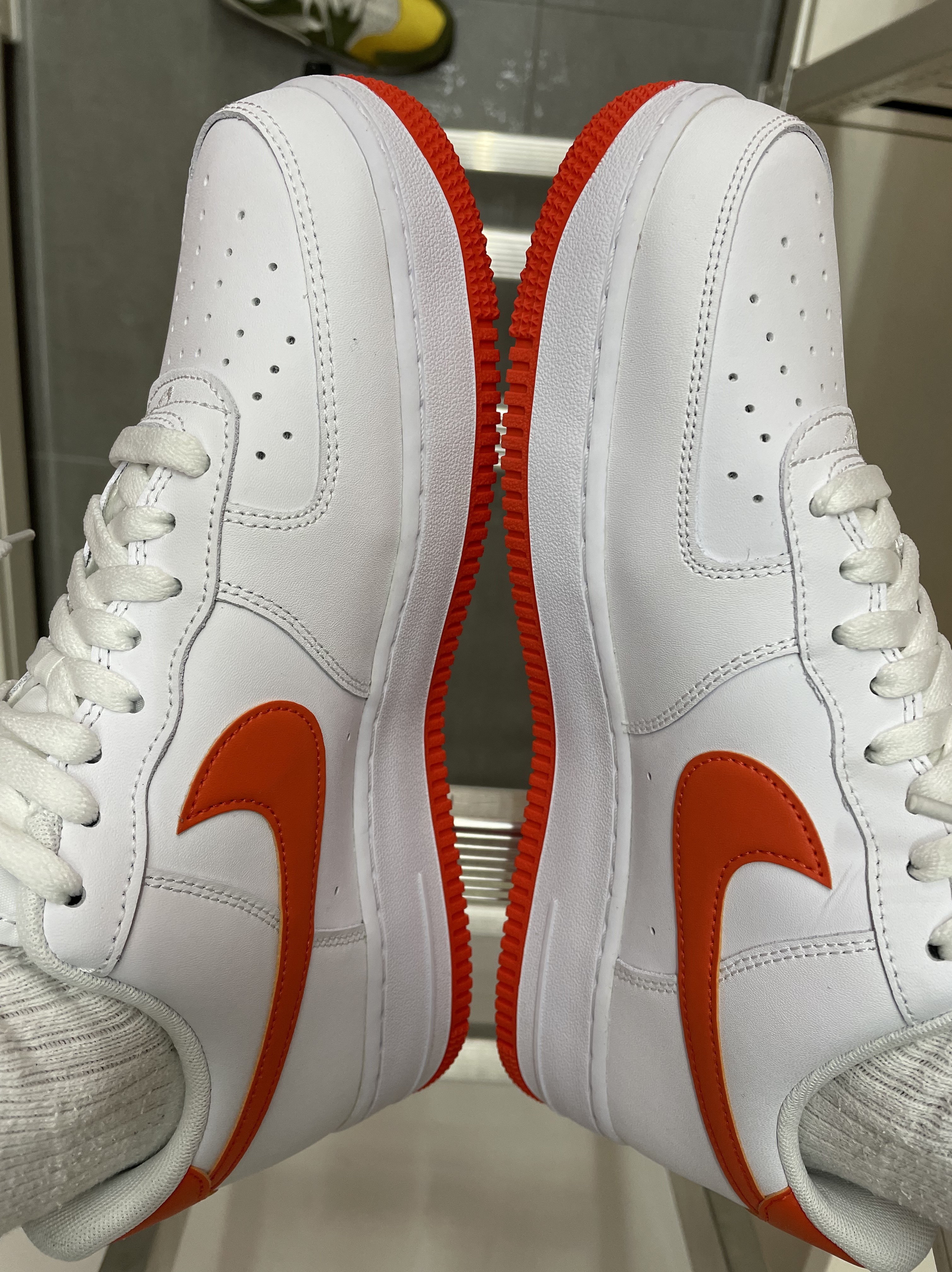 Nike Air Force 1 '07 Low White Team Orange 착용 스타일