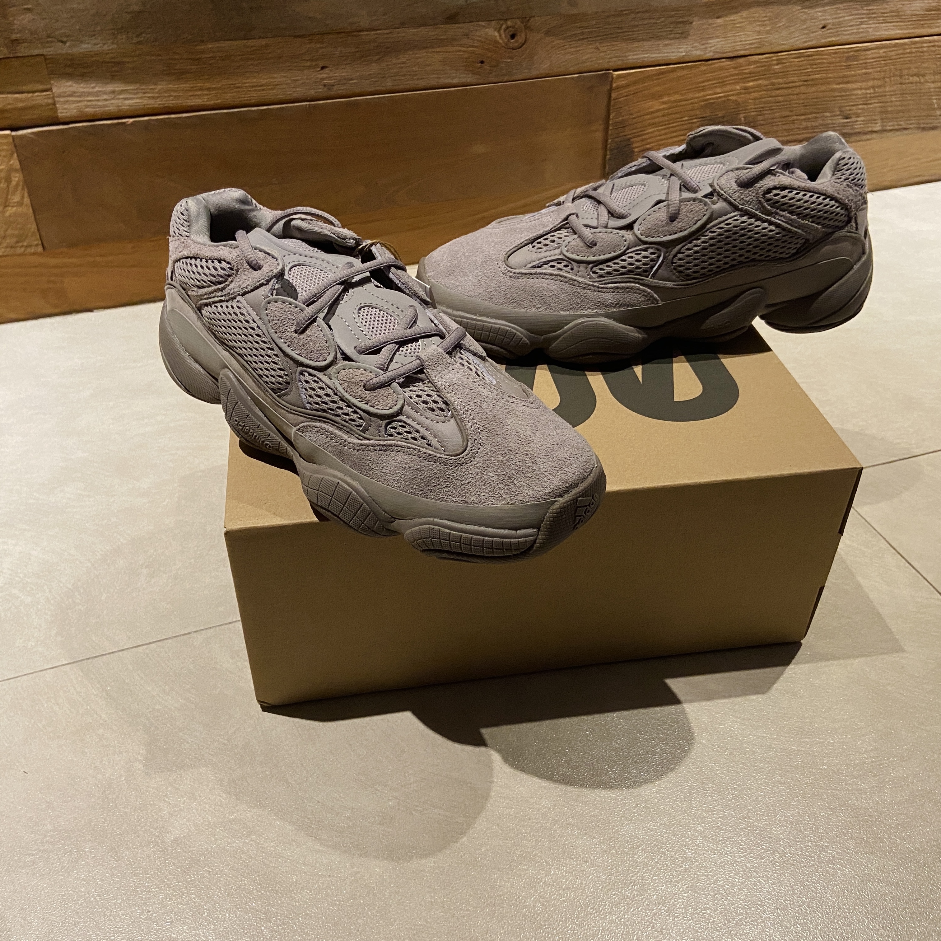 Adidas Yeezy 500 Ash Grey 착용 스타일