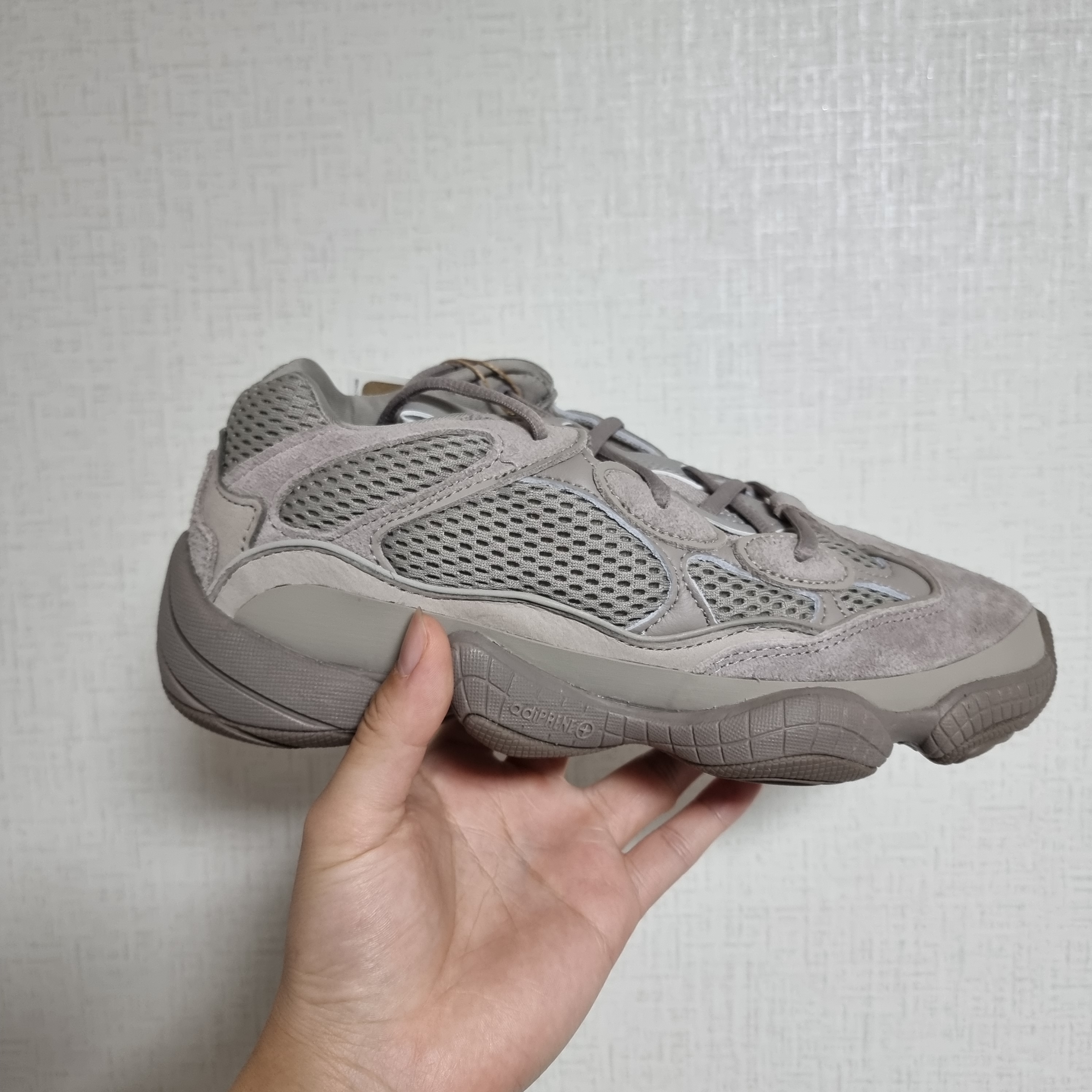 Adidas Yeezy 500 Ash Grey 착용 스타일 - 1