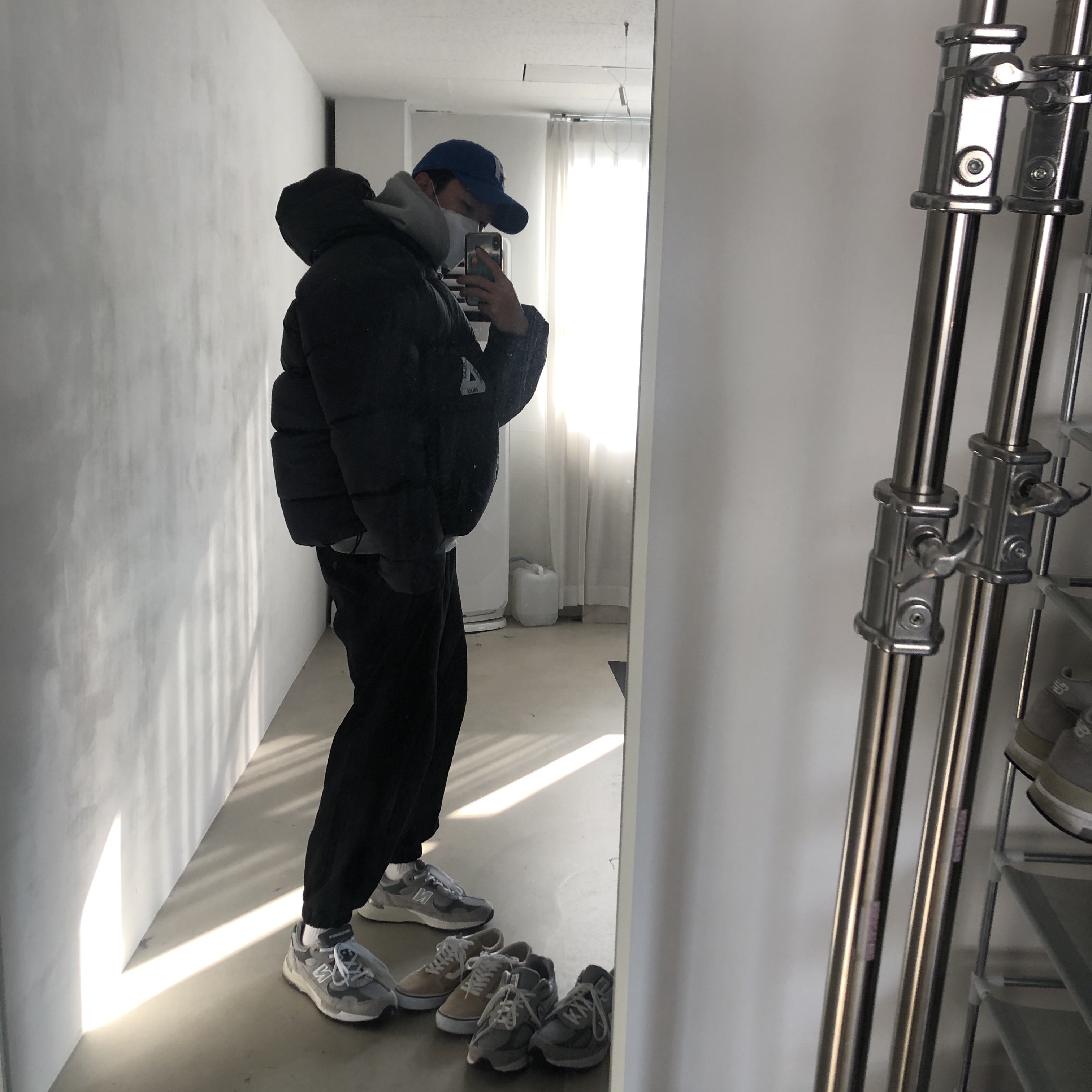 Palace Pertex Balaclava Puffa Black - 21FW, New Balance 992 Made in USA Grey - D Standard 착용 스타일 - 2