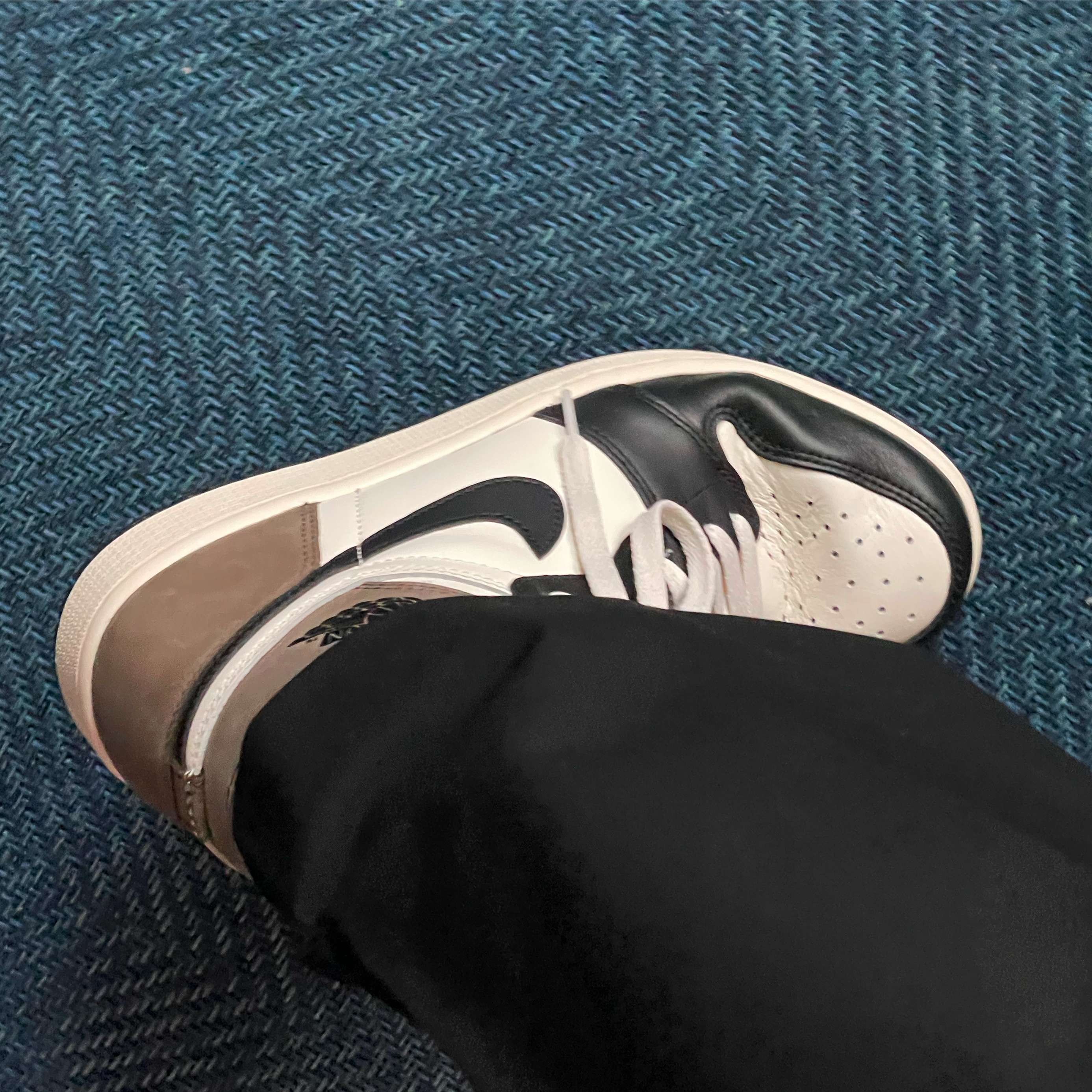 Jordan 1 Retro High OG Black Mocha 착용 스타일
