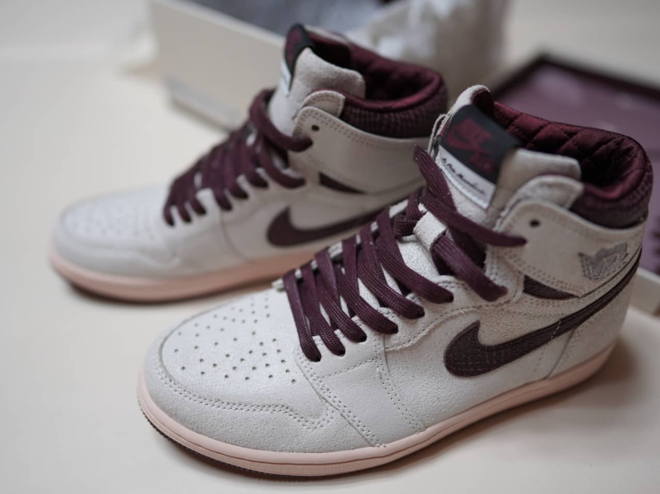 Jordan 1 x A Ma Maniere Retro High OG SP Sail and Burgundy 착용 스타일 - 1
