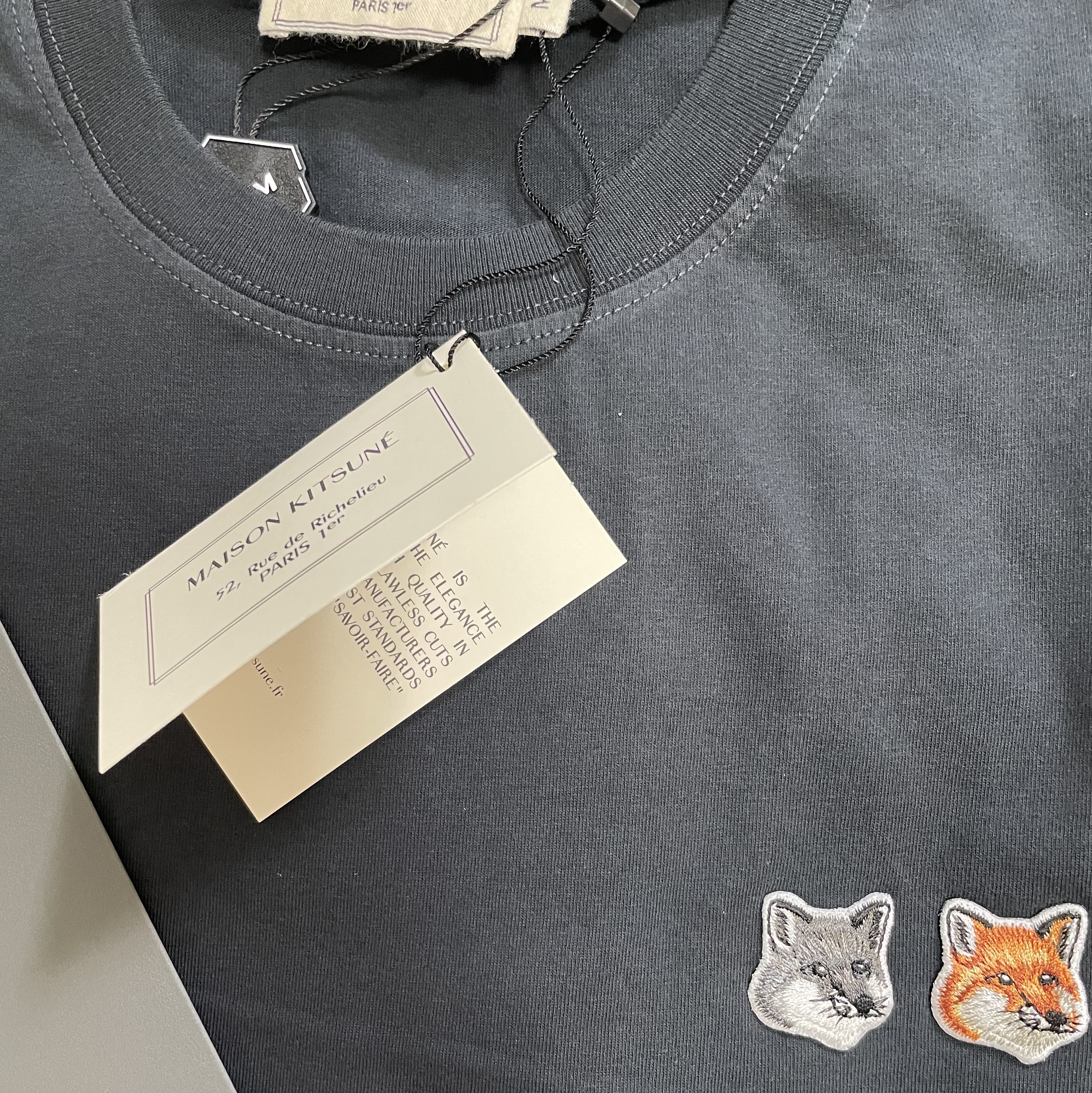 Maison Kitsune Double Fox Head Patch Classic T-Shirt Anthracite 착용 스타일 - 1