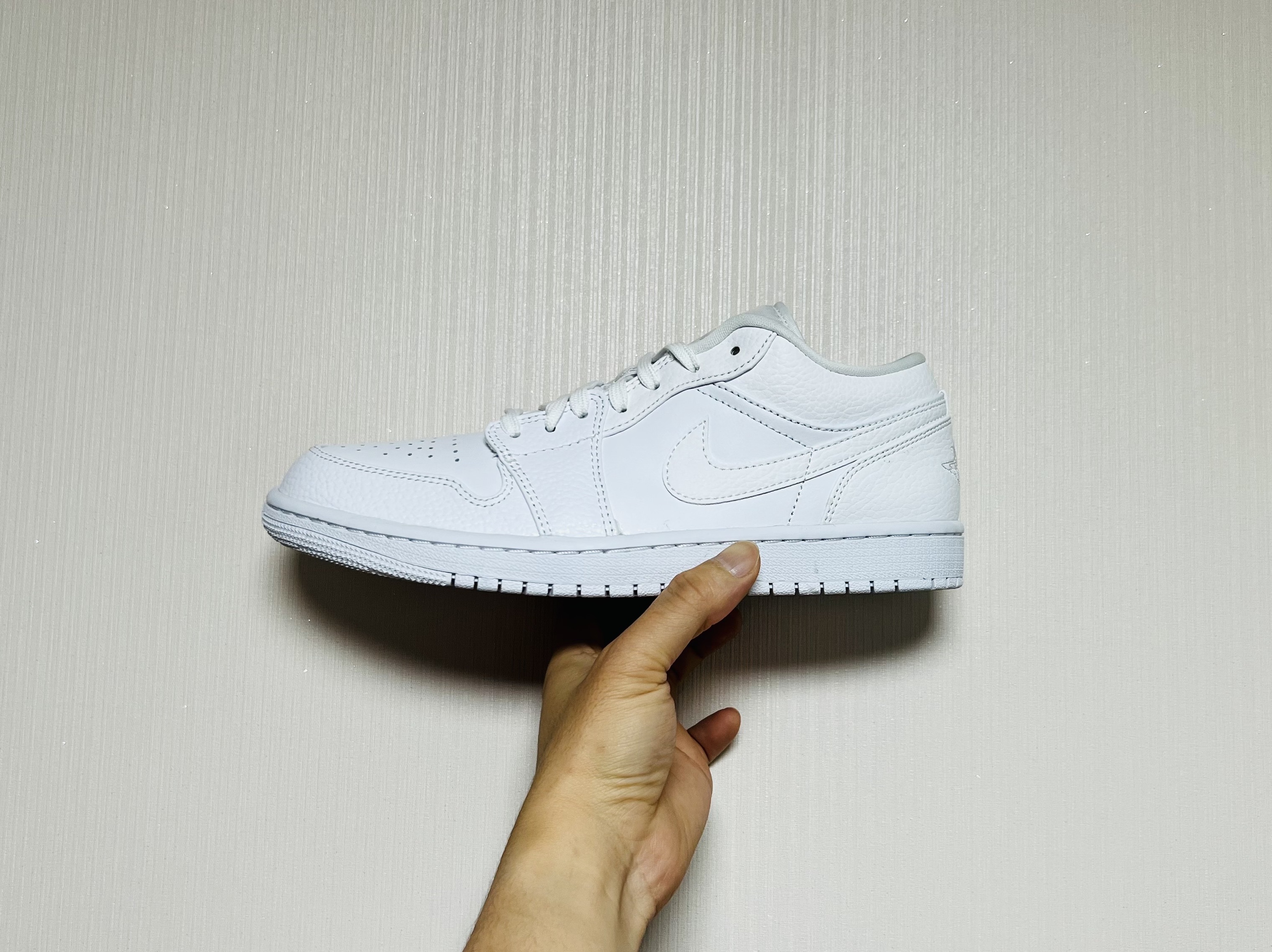 Jordan 1 Low Triple White Tumbled Leather 2020 착용 스타일