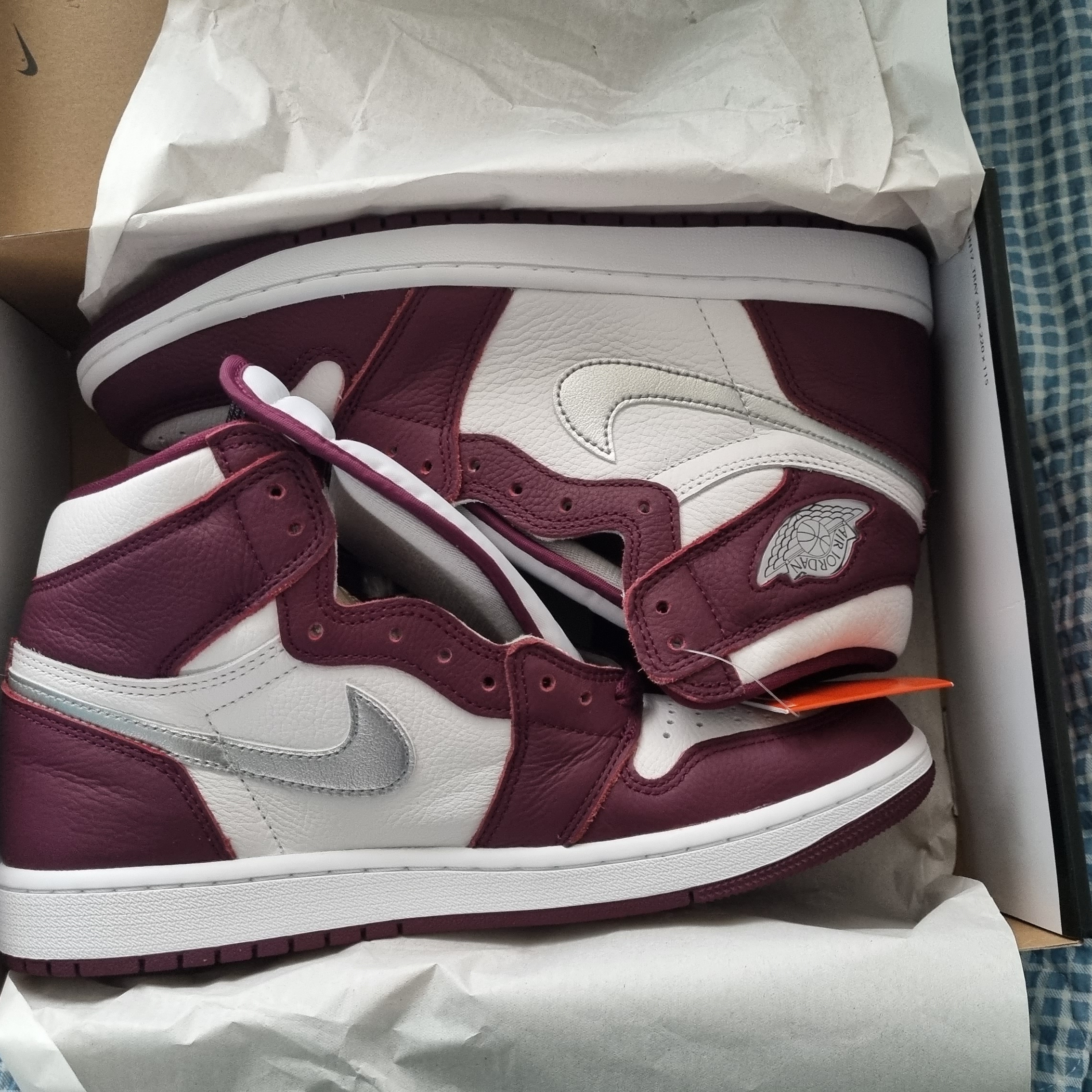 Jordan 1 Retro High OG Bordeaux 착용 스타일 - 2