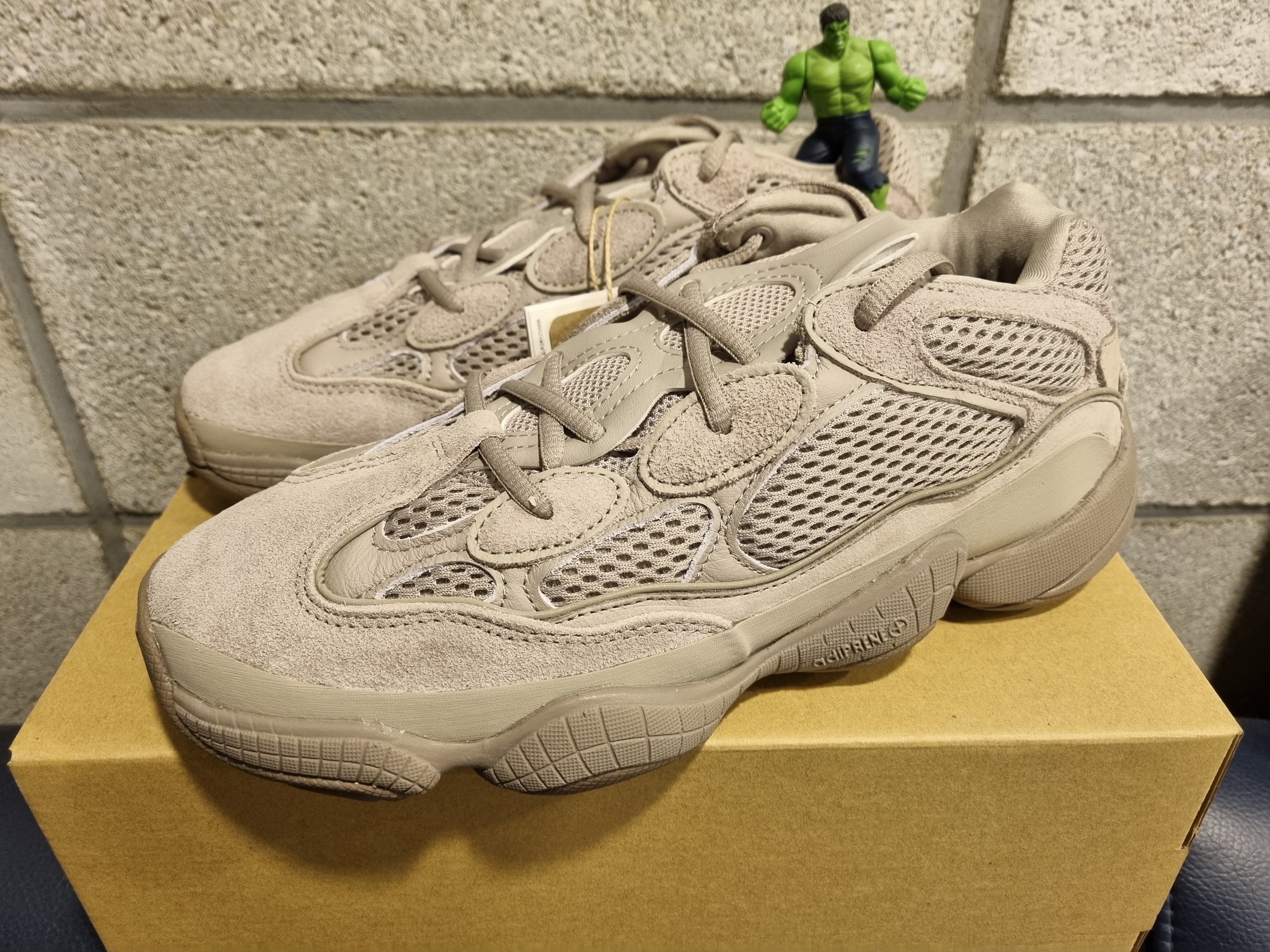 Adidas Yeezy 500 Ash Grey 착용 스타일 - 1
