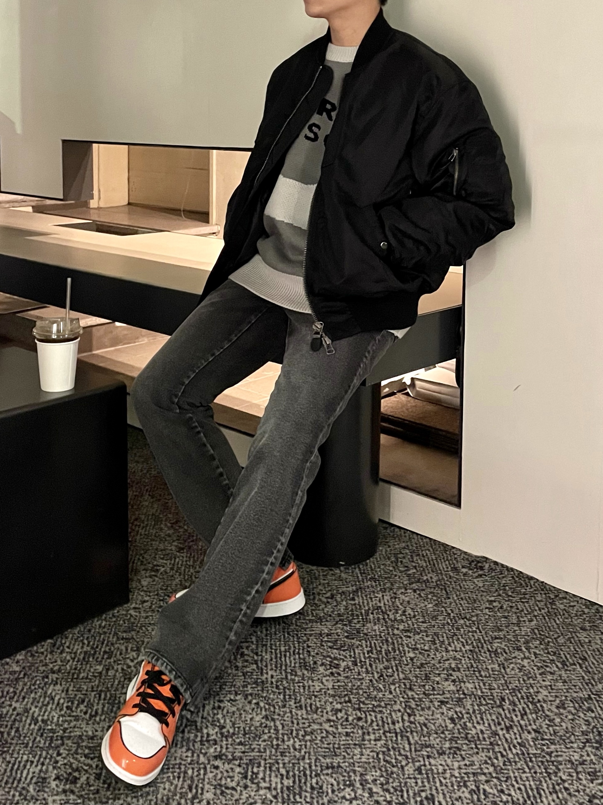 Jordan 1 Mid SE Turf Orange 착용 스타일 - 3