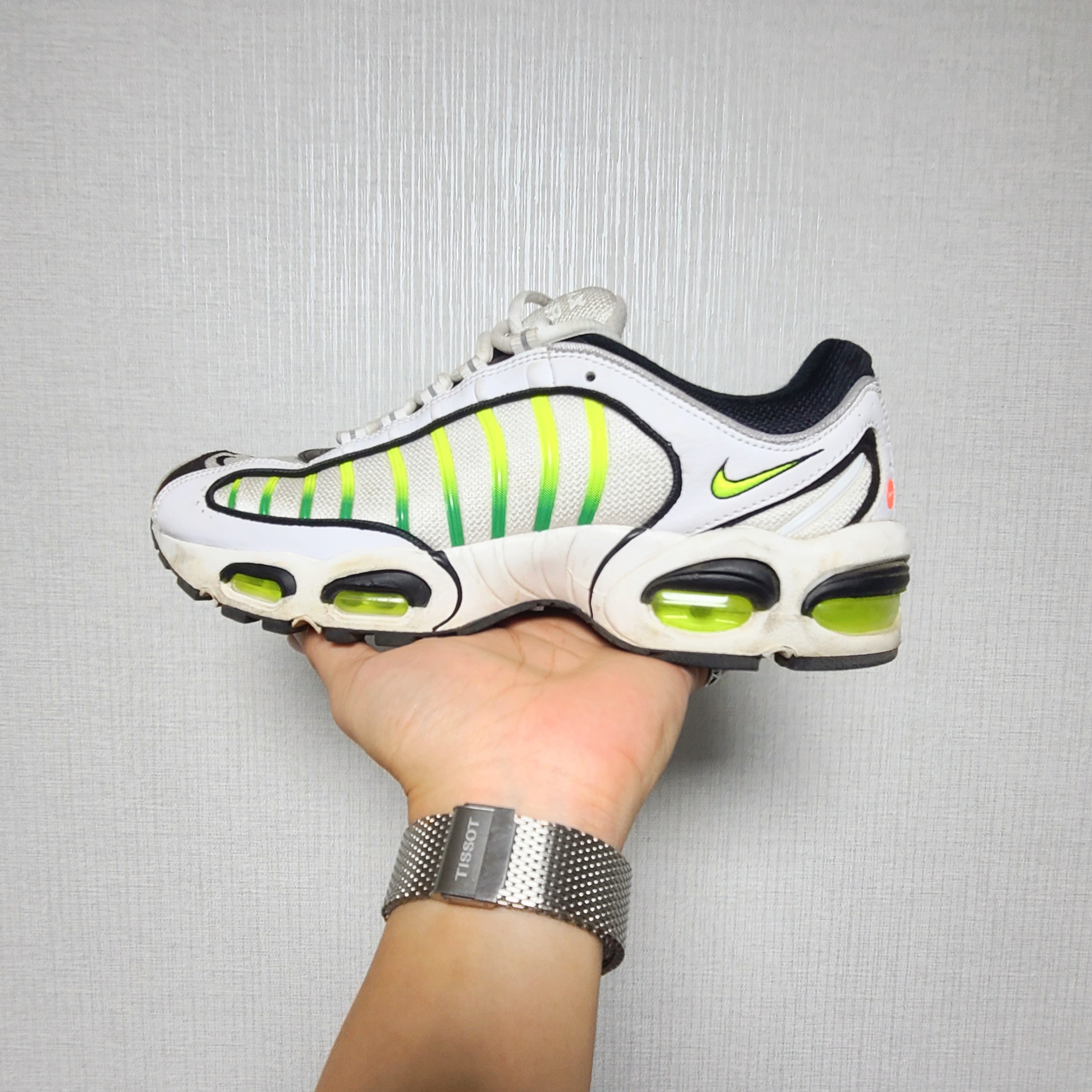 Nike Air Max Tailwind 4 White Volt Black 착용 스타일