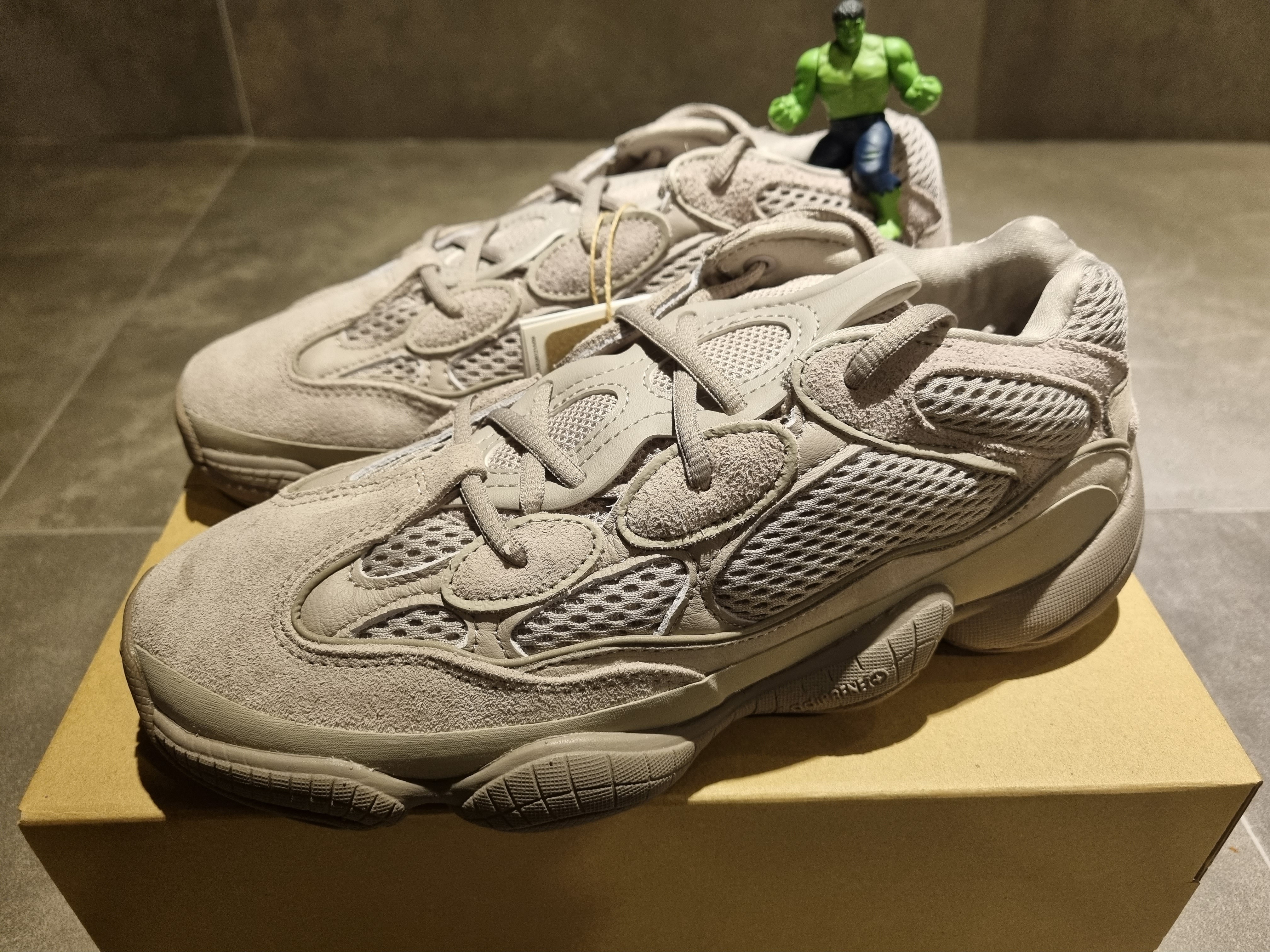 Adidas Yeezy 500 Ash Grey 착용 스타일 - 2