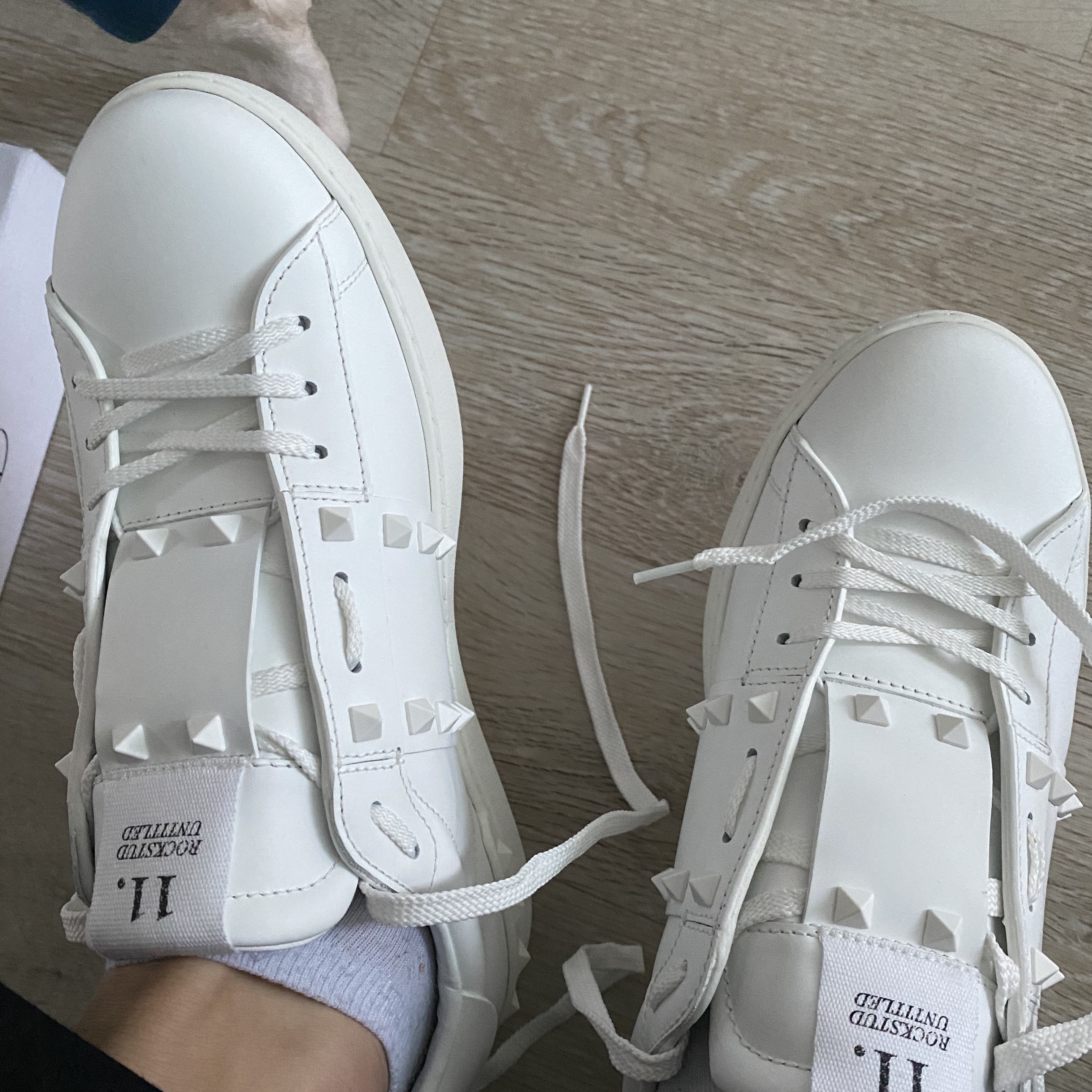 Valentino Rockstud Untitled Tone-On-Tone Studded Sneakers White - 20FW 착용 스타일 - 2