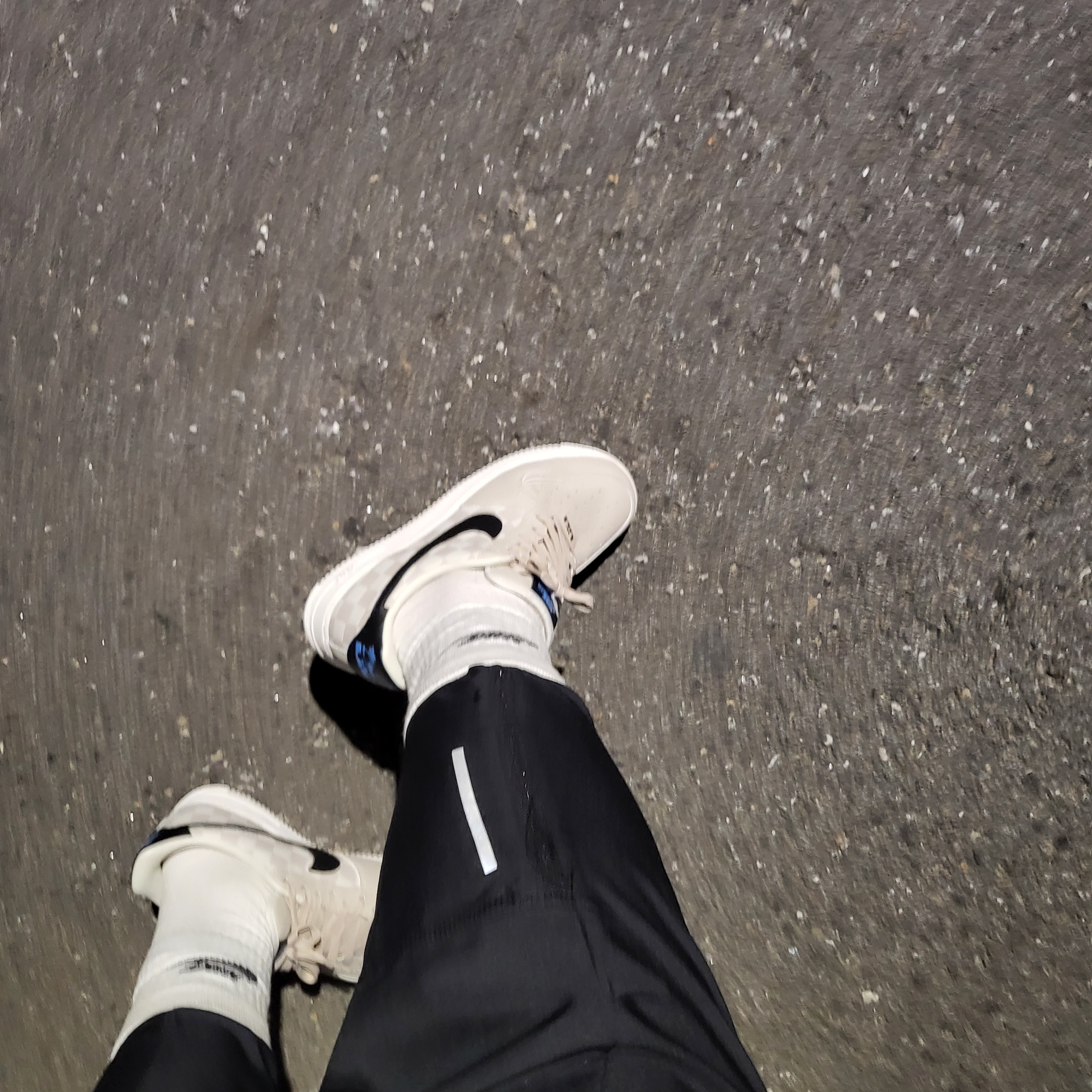 Nike Air Force 1 '07 QS LBJ 착용 스타일 - 2