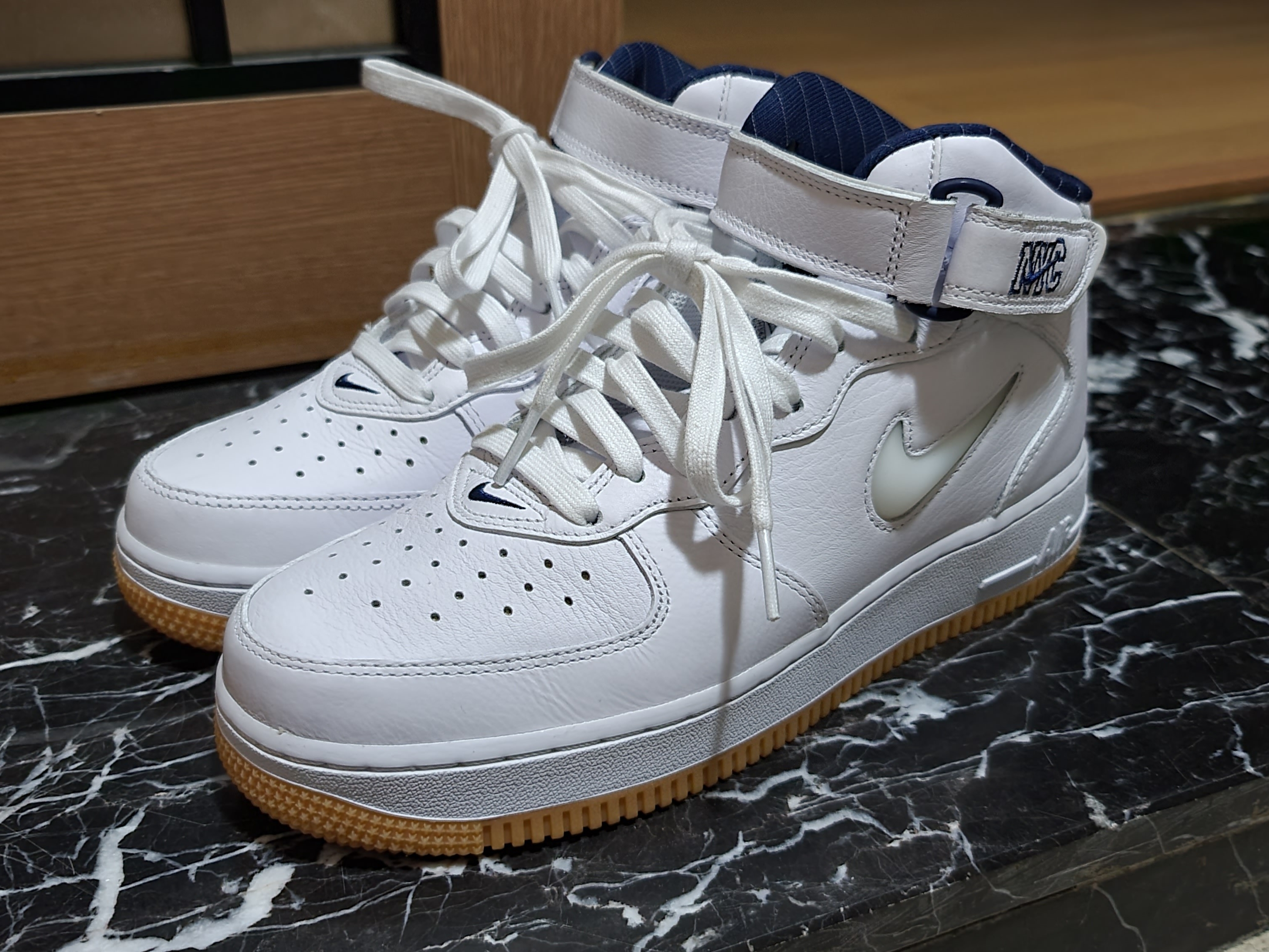 Nike Air Force 1 Mid QS NYC White Midnight Navy 착용 스타일