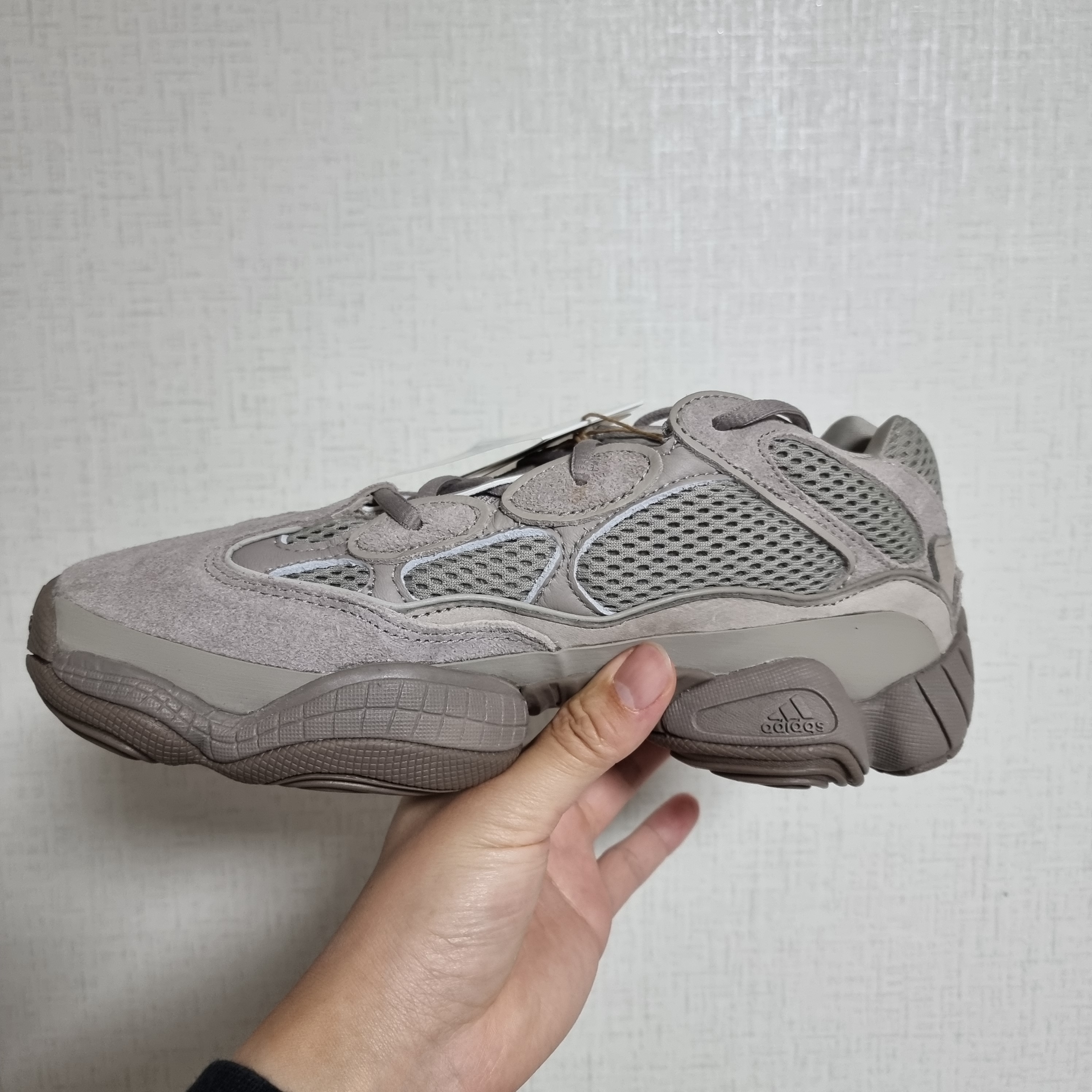 Adidas Yeezy 500 Ash Grey 착용 스타일 - 3