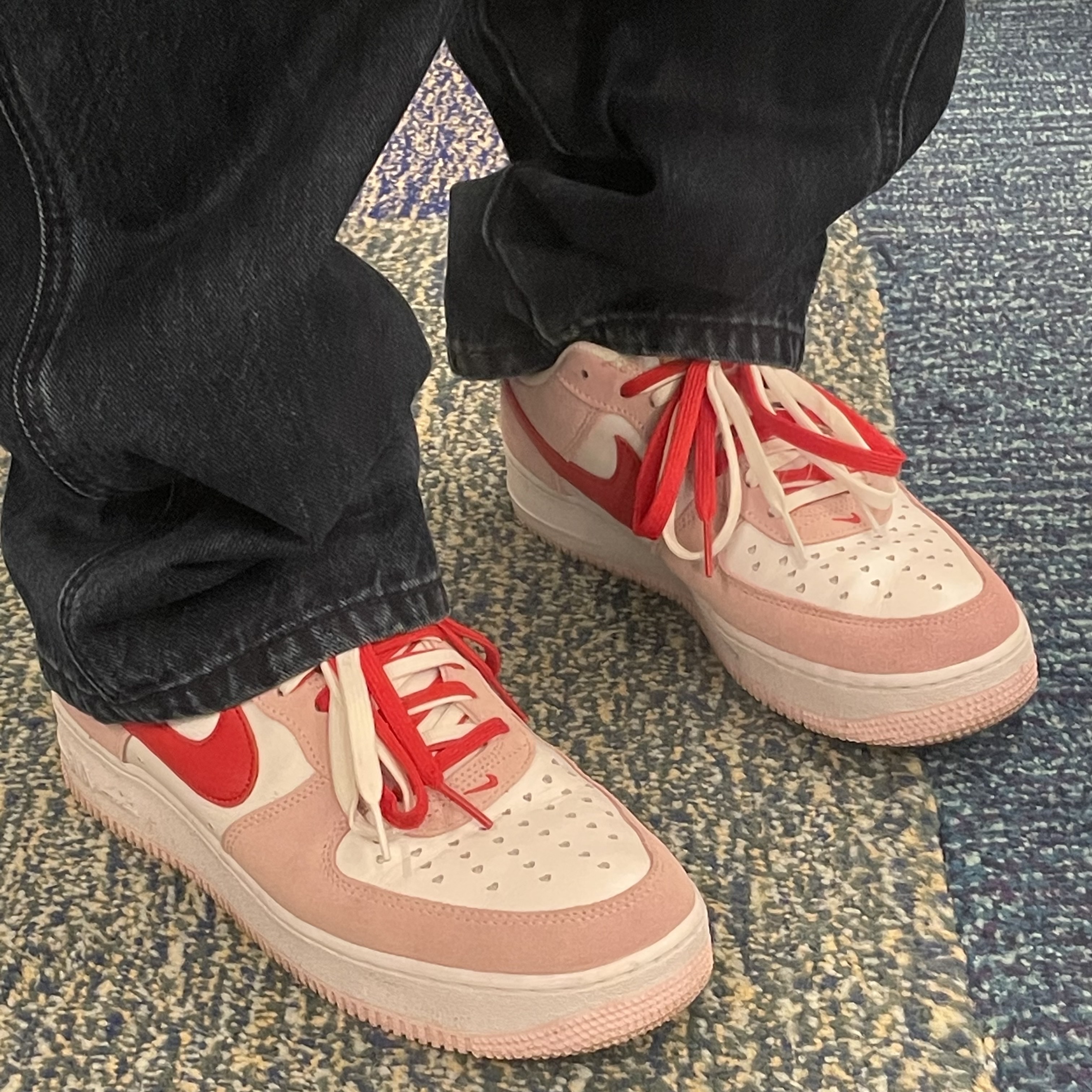 Nike Air Force 1 '07 QS Valentine's Day 착용 스타일