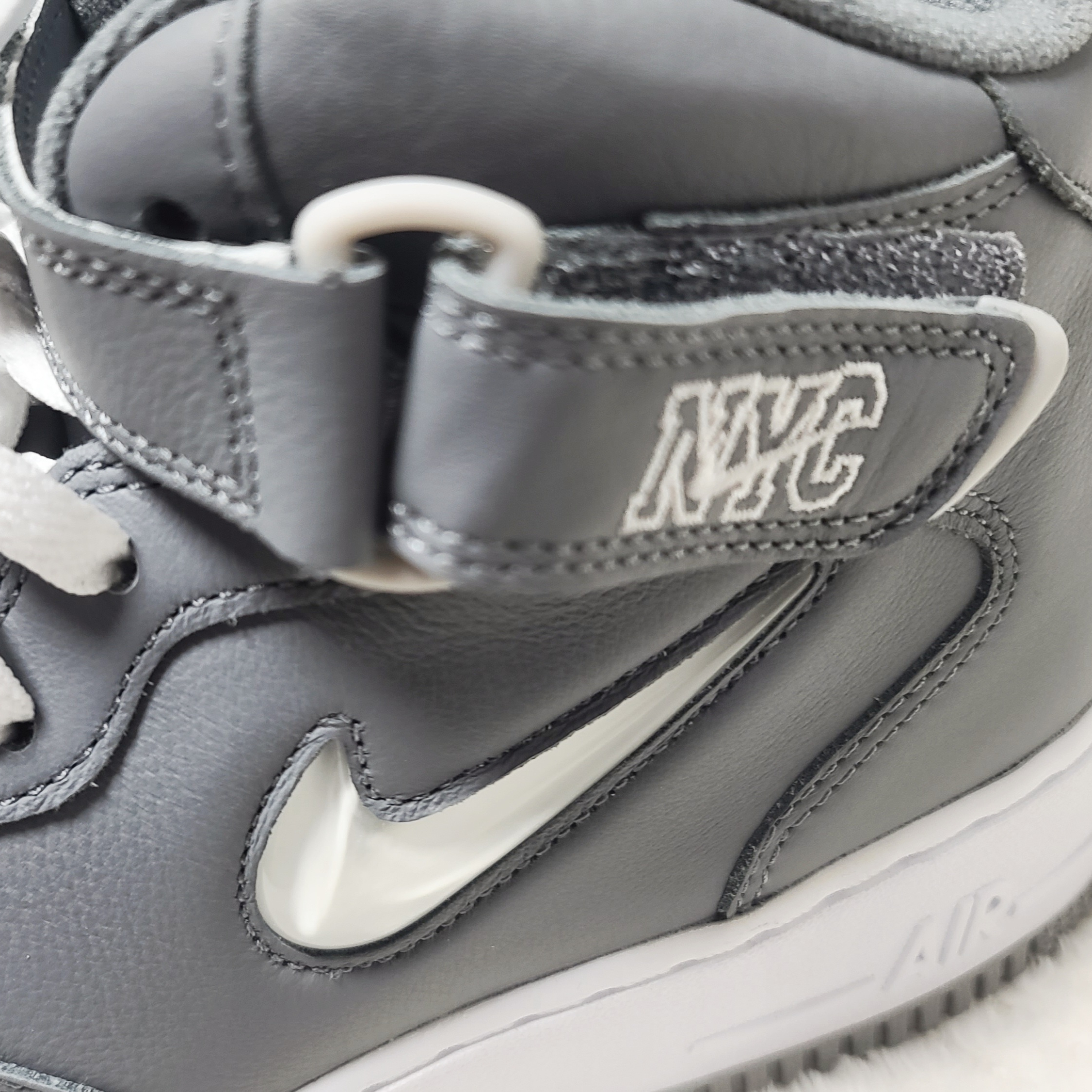 Nike Air Force 1 Mid QS NYC Cool Grey 착용 스타일 - 3