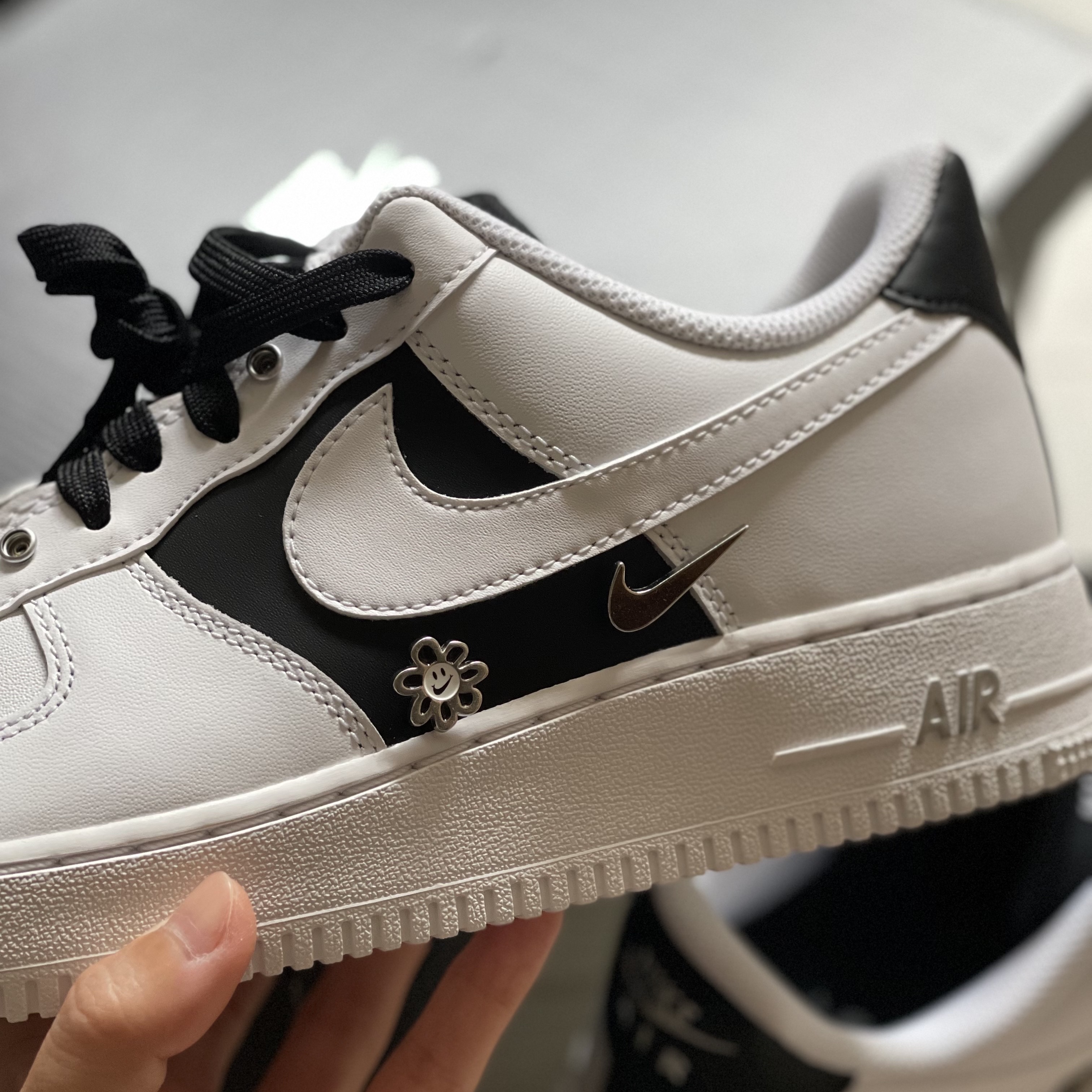 Nike Air Force 1 '07 PRM White Black 착용 스타일 - 2