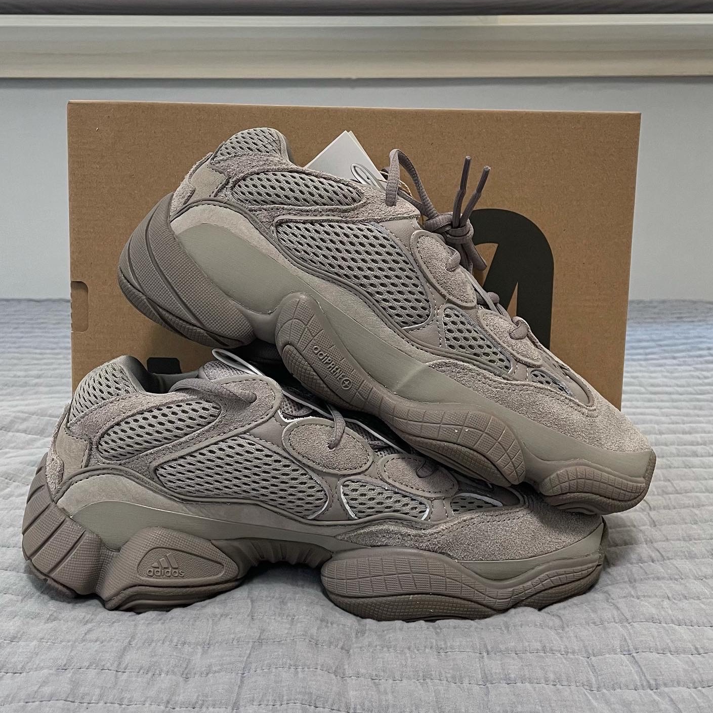Adidas Yeezy 500 Ash Grey, New Balance 993 Made in USA Grey - 2E Wide 착용 스타일 - 3