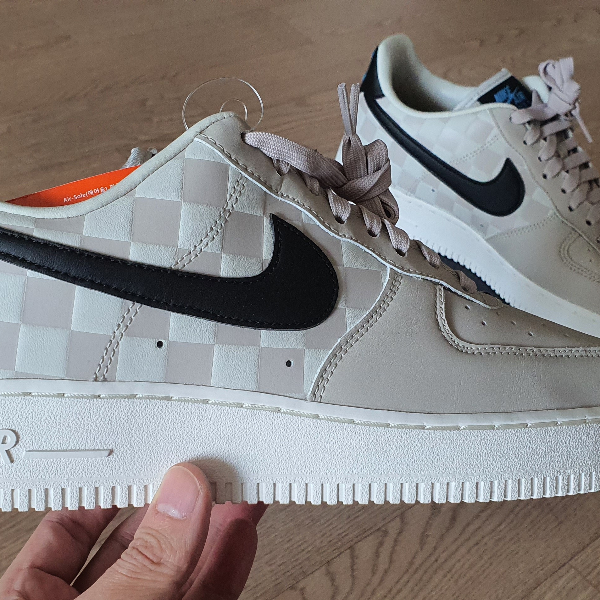 Nike Air Force 1 '07 QS LBJ 착용 스타일 - 3