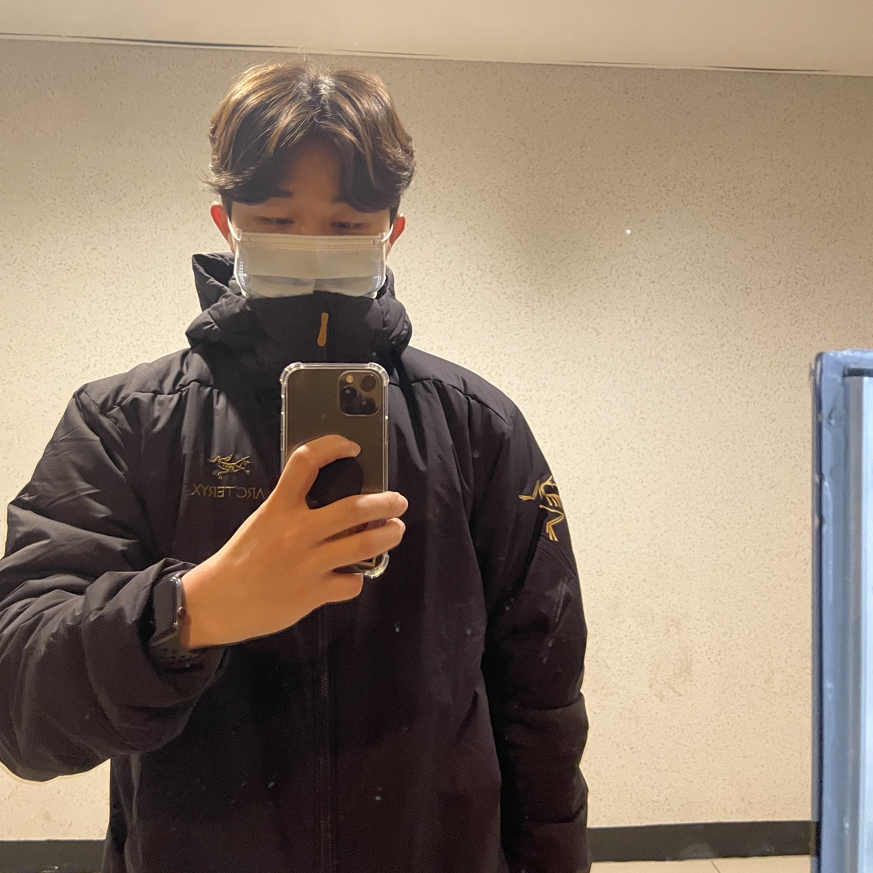 Arc'teryx x Beams Atom AR Hoody Black Gold 착용 스타일