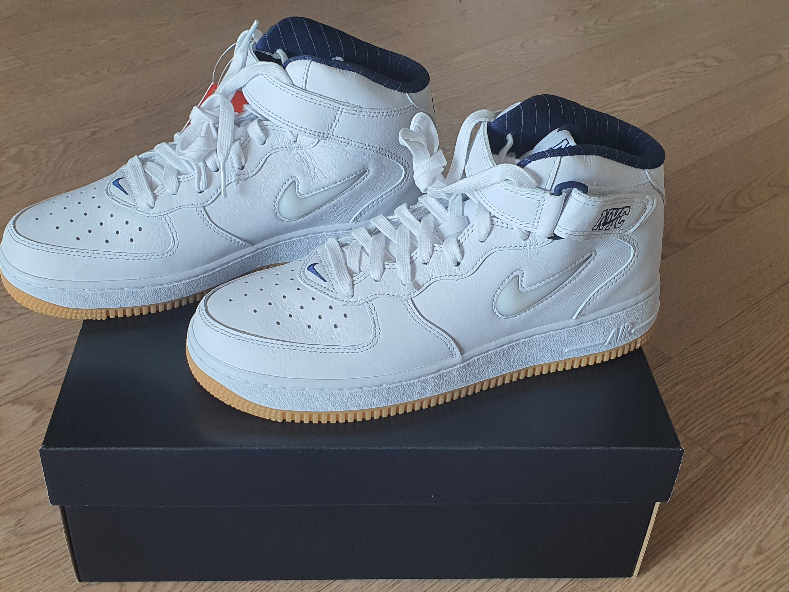 Nike Air Force 1 Mid QS NYC White Midnight Navy 착용 스타일 - 1