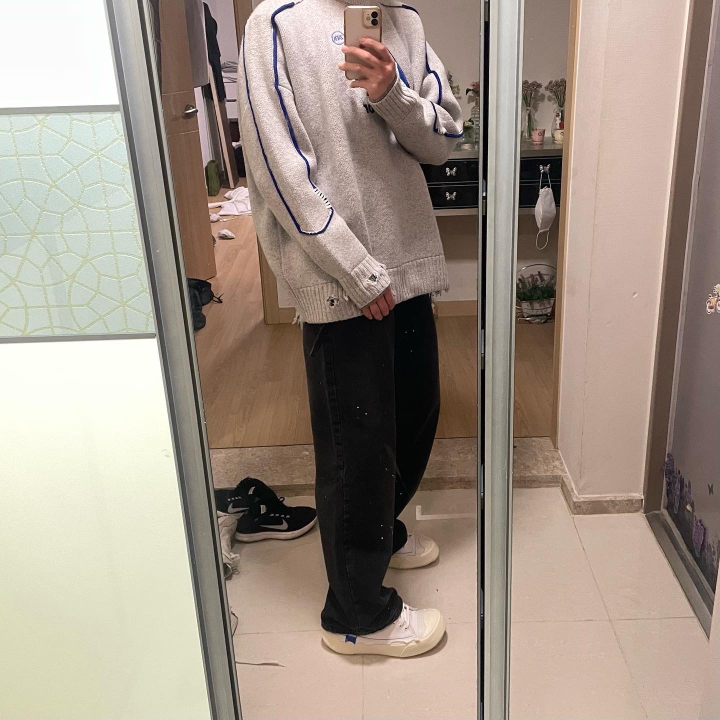 Zara x Ader Error Slit Jeans Black 착용 스타일 - 1