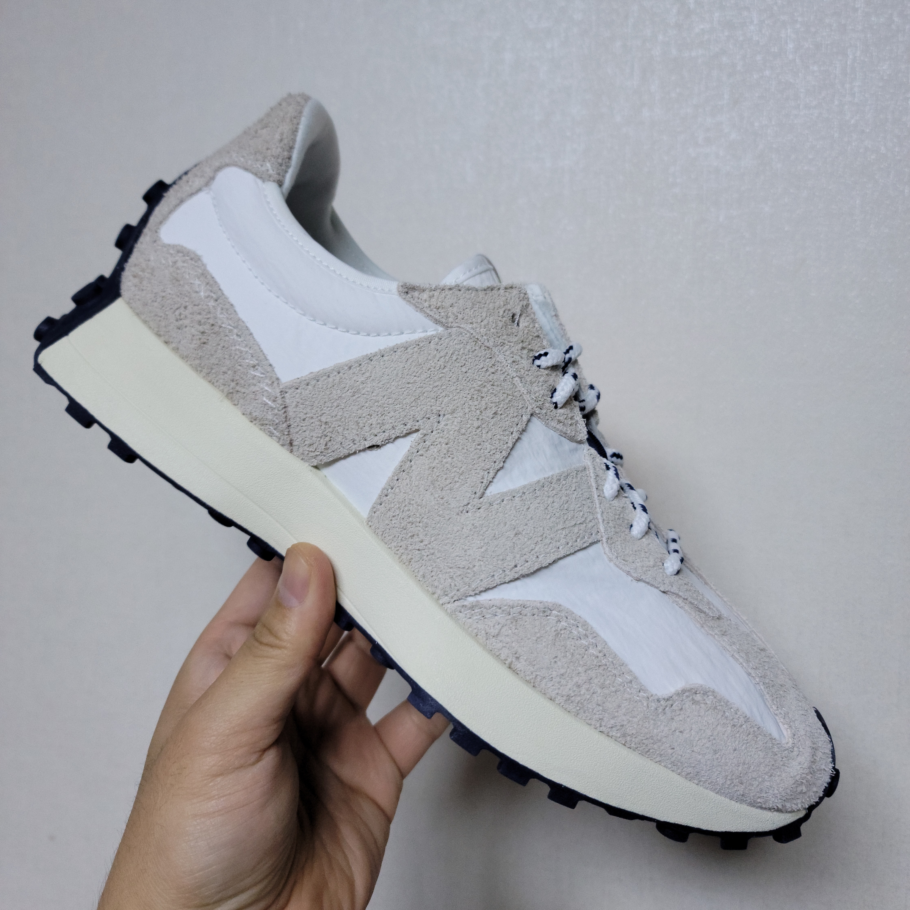 New Balance 327 Moonbeam White 착용 스타일