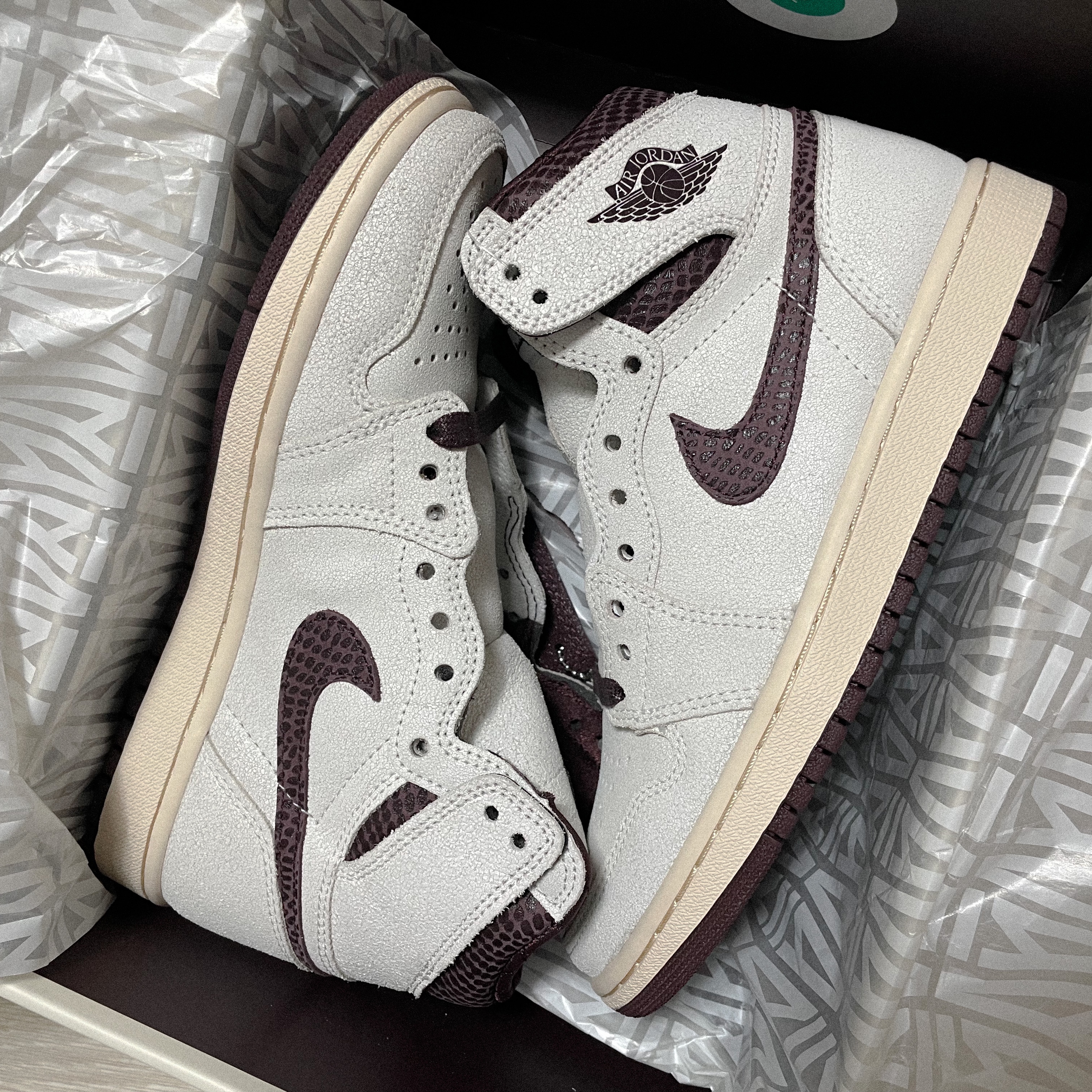 Jordan 1 x A Ma Maniere Retro High OG SP Sail and Burgundy 착용 스타일