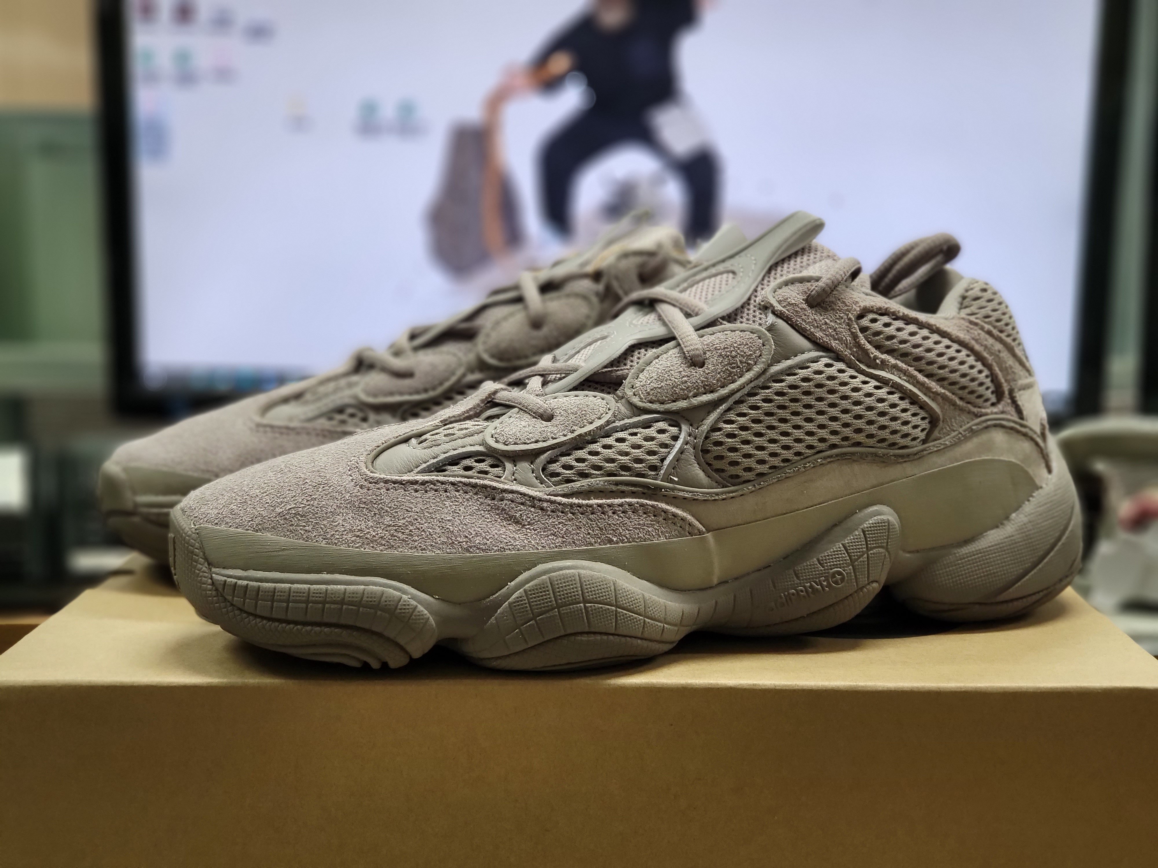 Adidas Yeezy 500 Ash Grey 착용 스타일