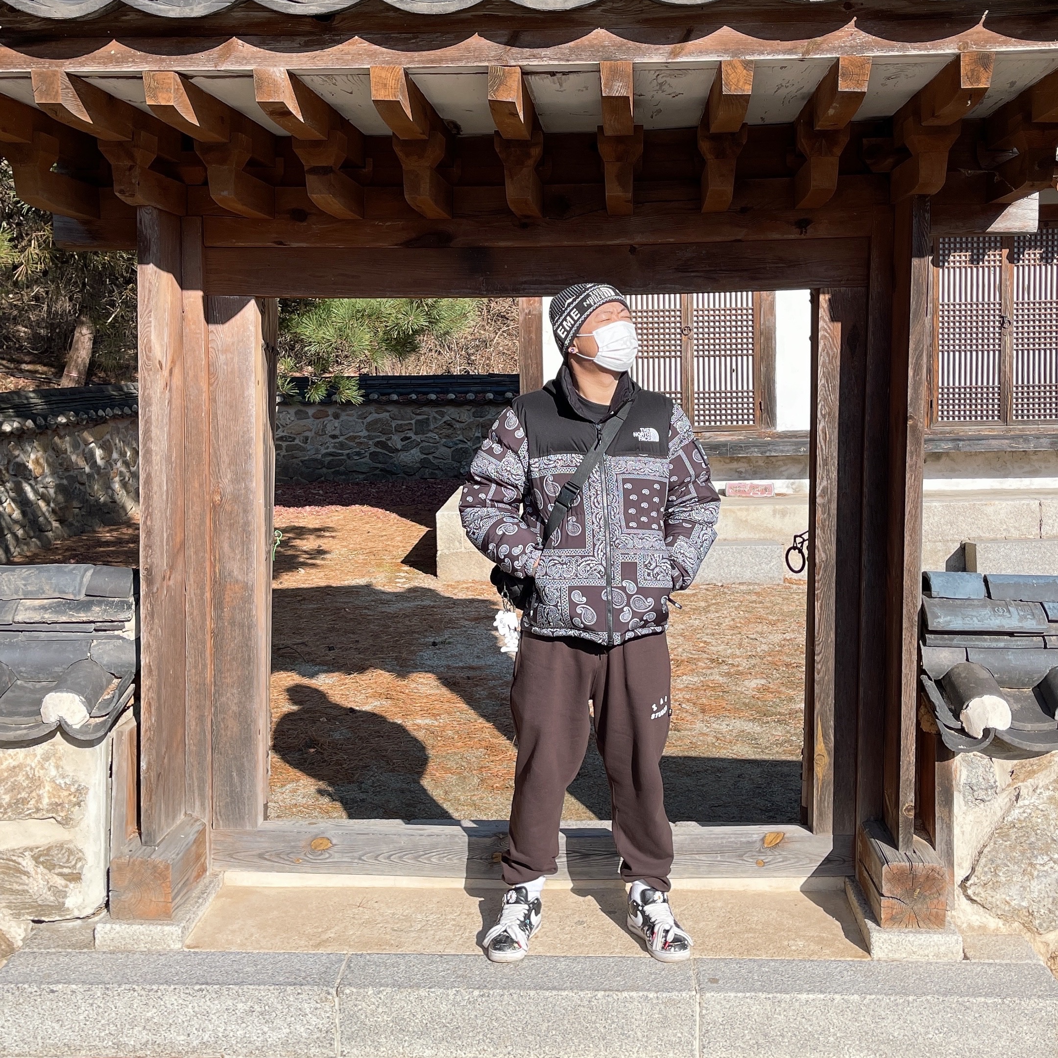 The North Face Nuptse Down Jacket Black, IAB Studio Sweatpants Brown 착용 스타일