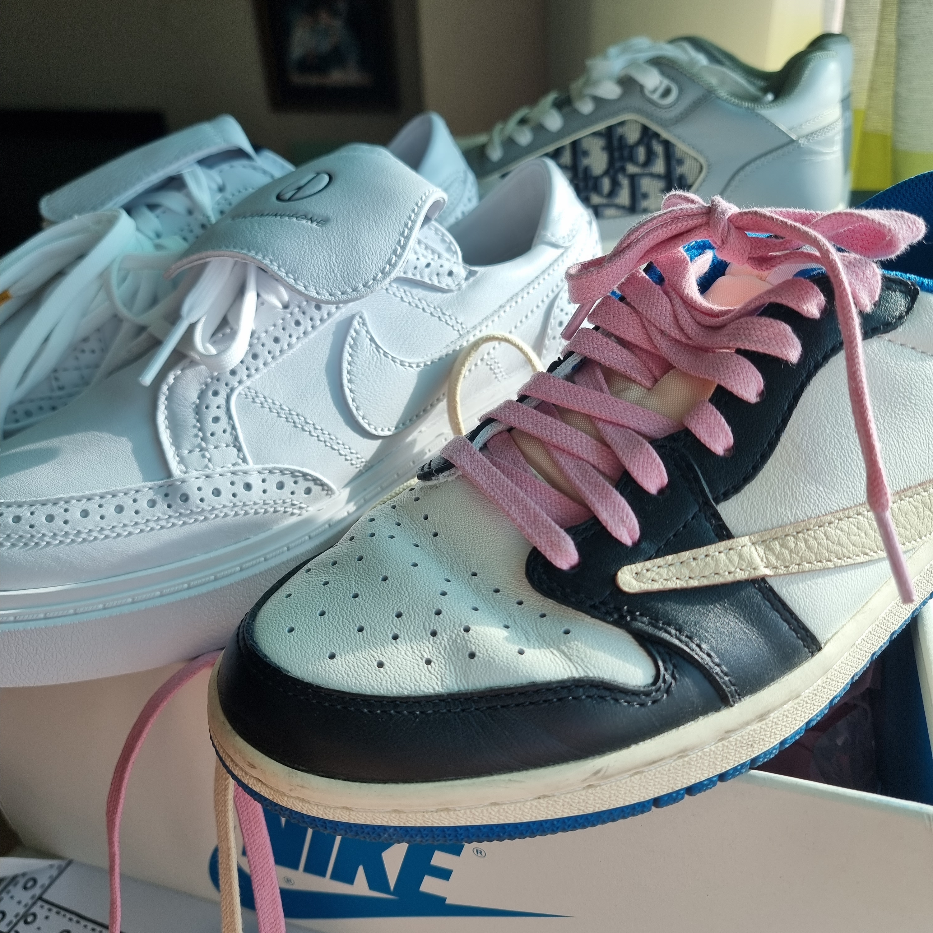 Jordan 1 x Travis Scott x Fragment Retro Low OG SP Military Blue, Nike x Peaceminusone Kwondo1 White 착용 스타일