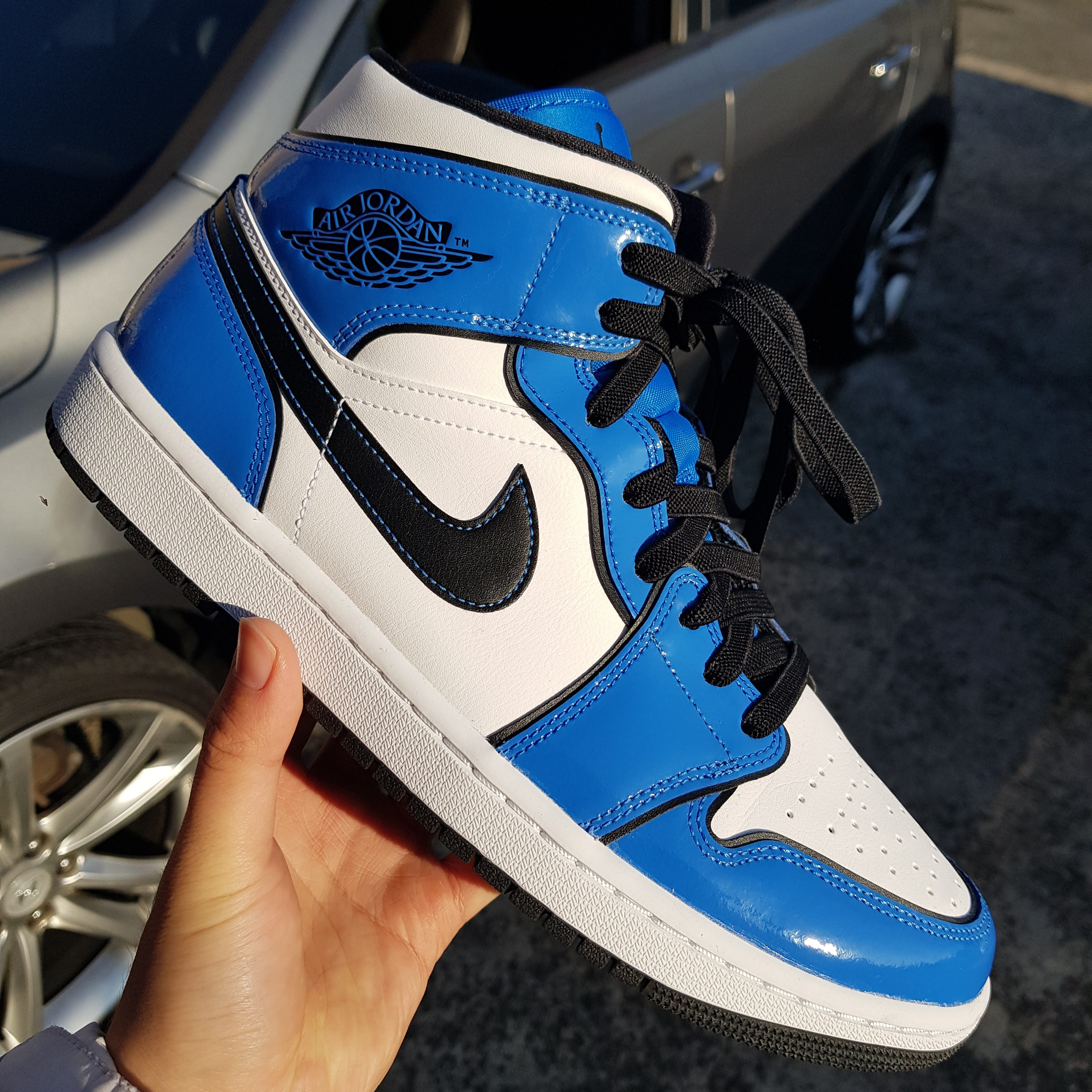 Jordan 1 Mid SE Signal Blue 착용 스타일