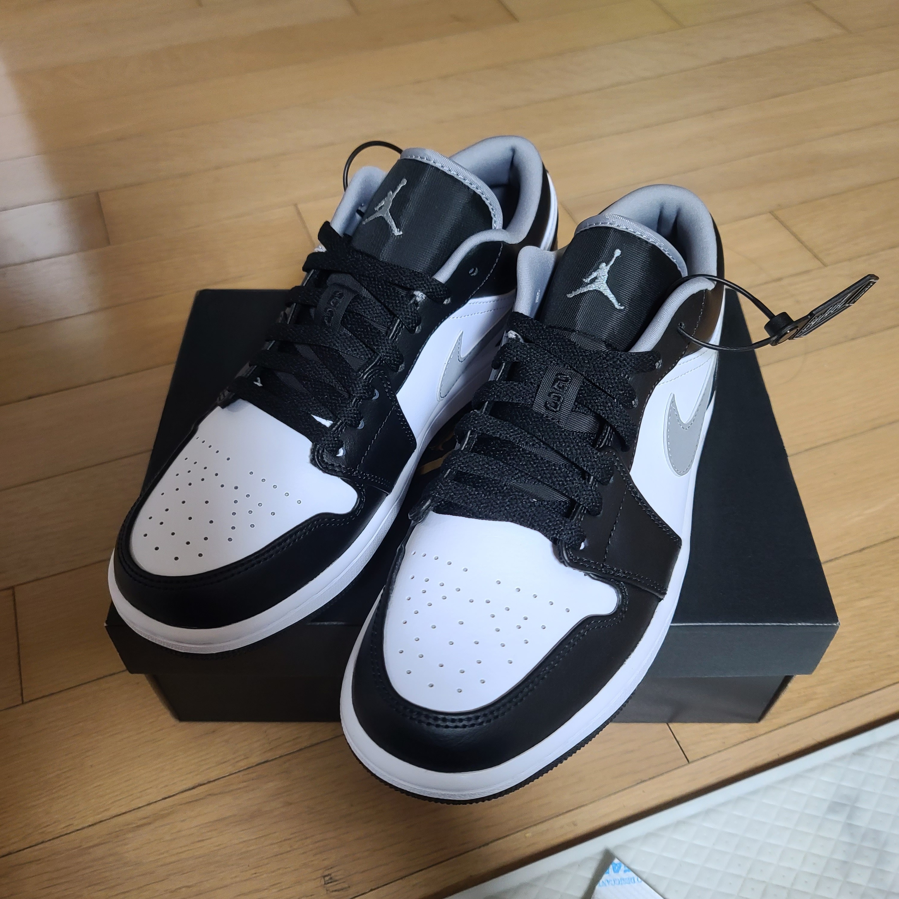 Jordan 1 Low Black Particle Grey 착용 스타일 - 4