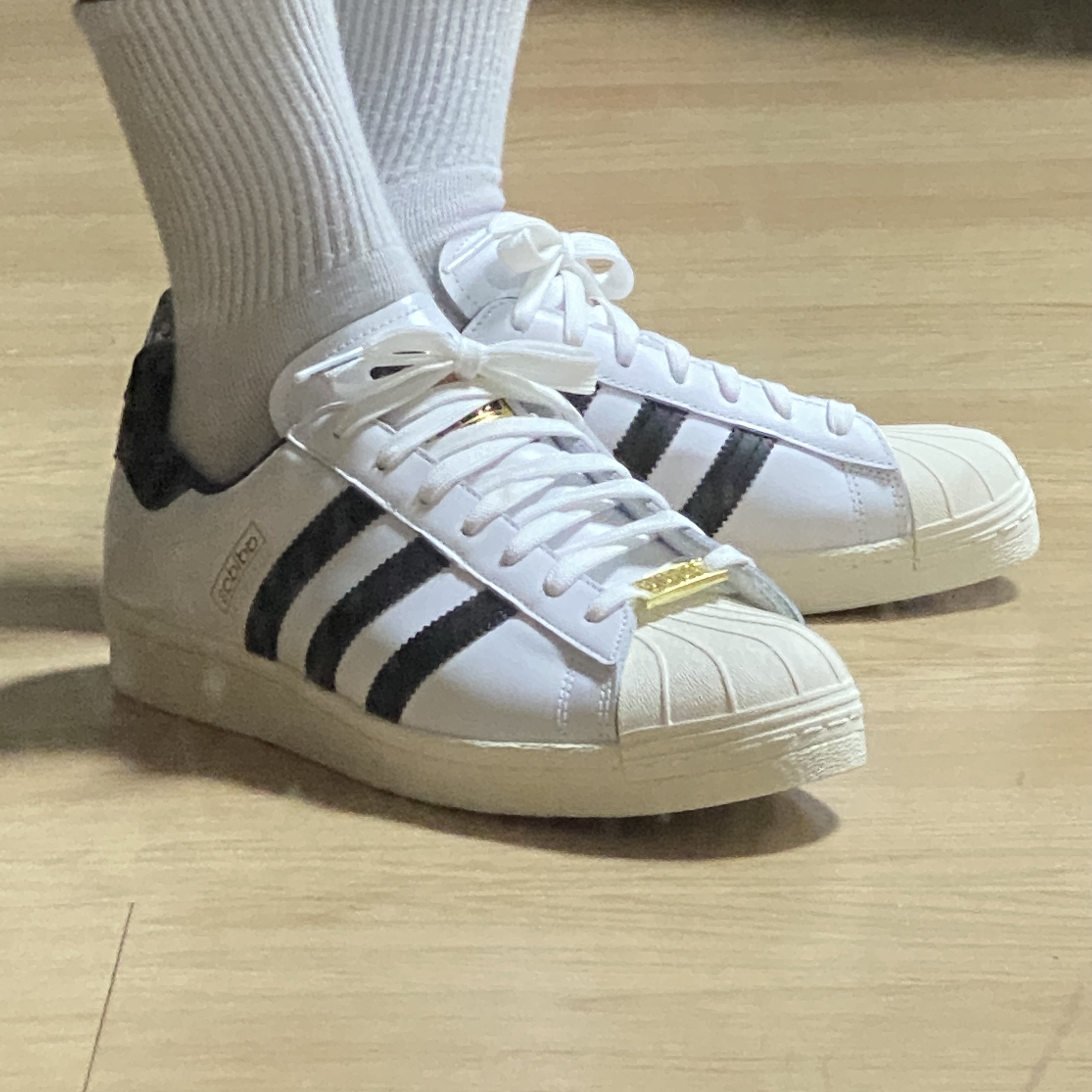 Adidas x BAPE Superstar 80s White Black 착용 스타일 - 2