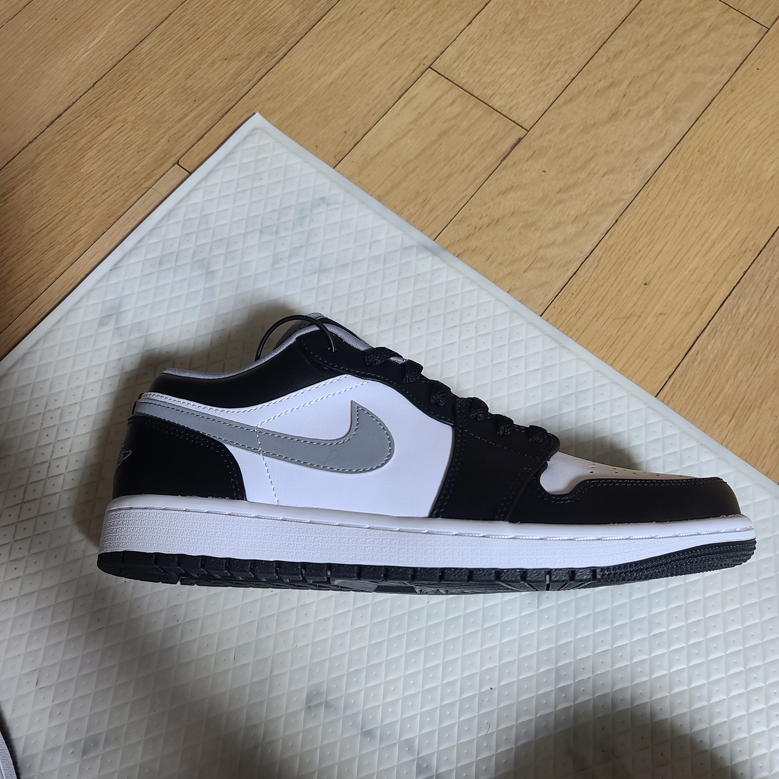 Jordan 1 Low Black Particle Grey 착용 스타일 - 3