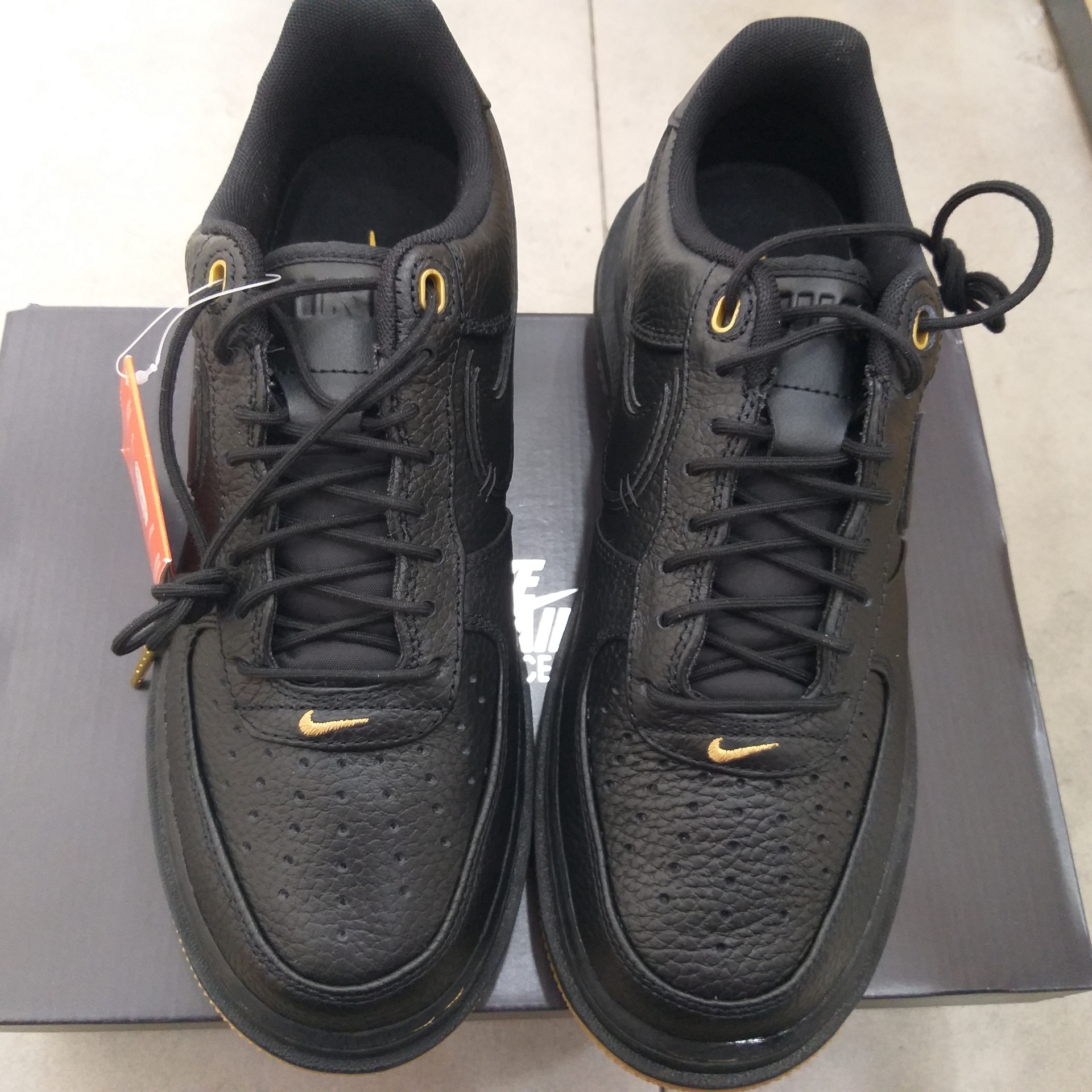 Nike Air Force 1 Luxe Black 착용 스타일