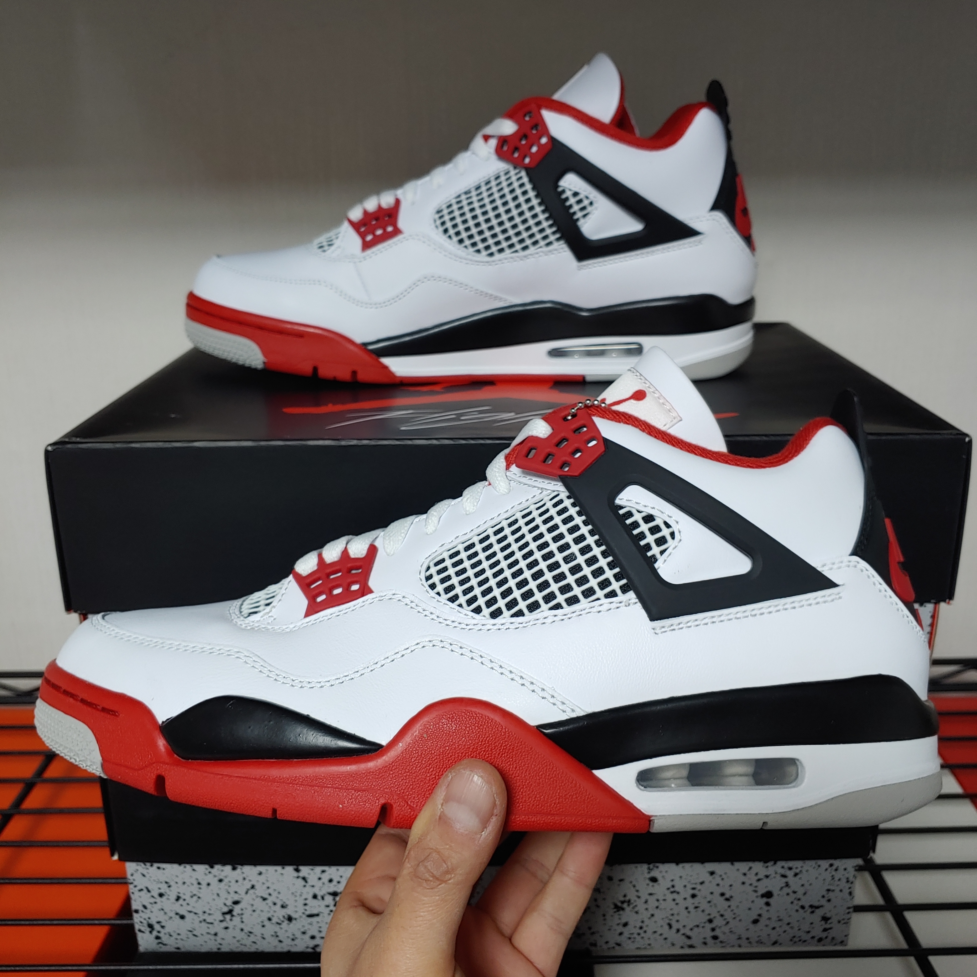 Jordan 4 Retro OG Fire Red 2020 착용 스타일 - 2