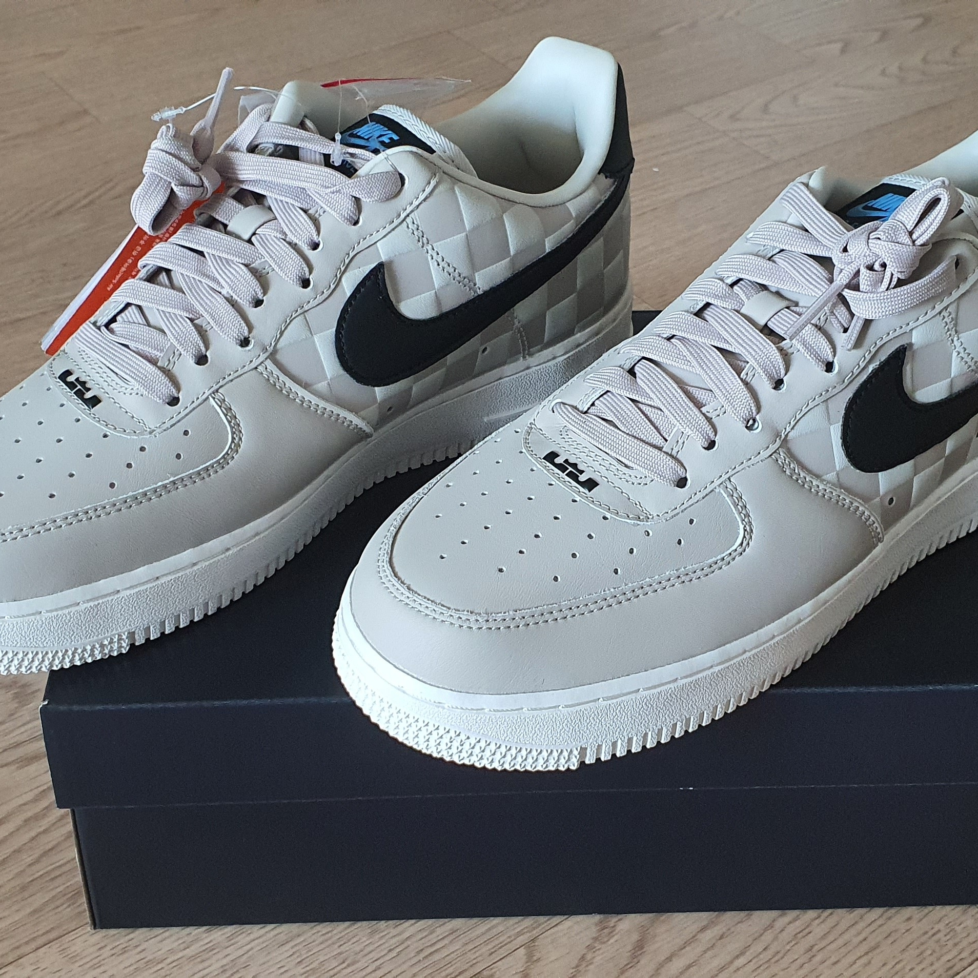 Nike Air Force 1 '07 QS LBJ 착용 스타일 - 1