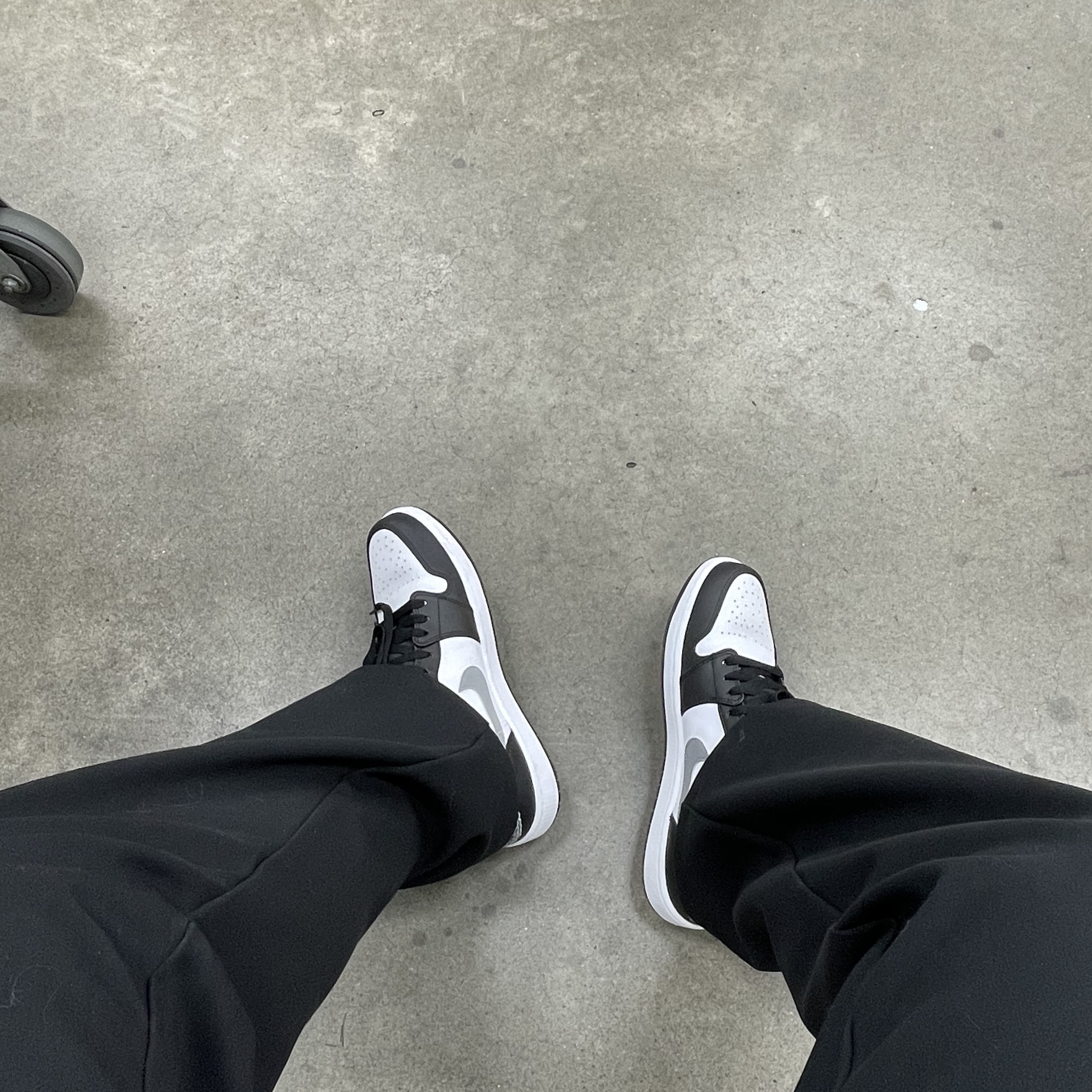 Jordan 1 Low Black Particle Grey 착용 스타일
