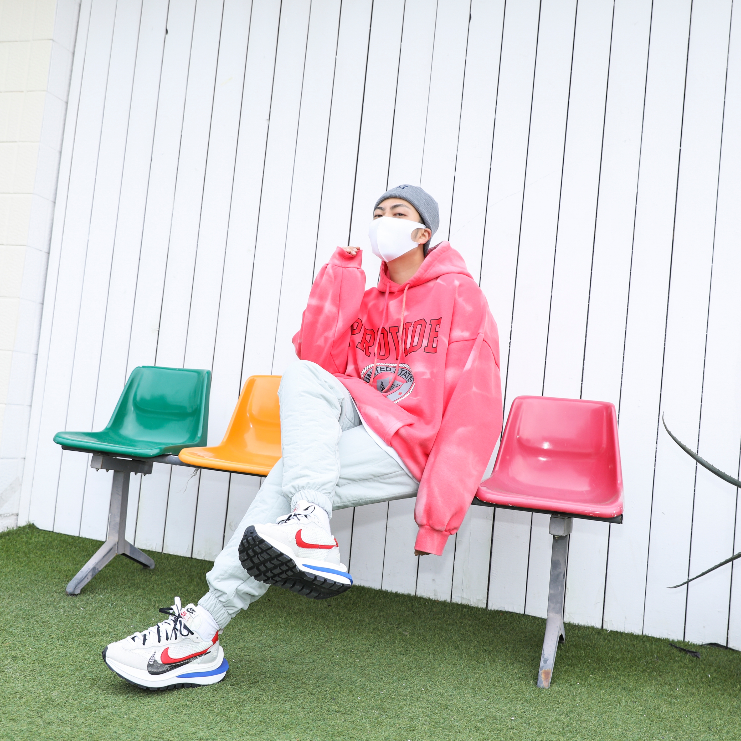 Nike x Sacai VaporWaffle Royal Fuchsia 착용 스타일