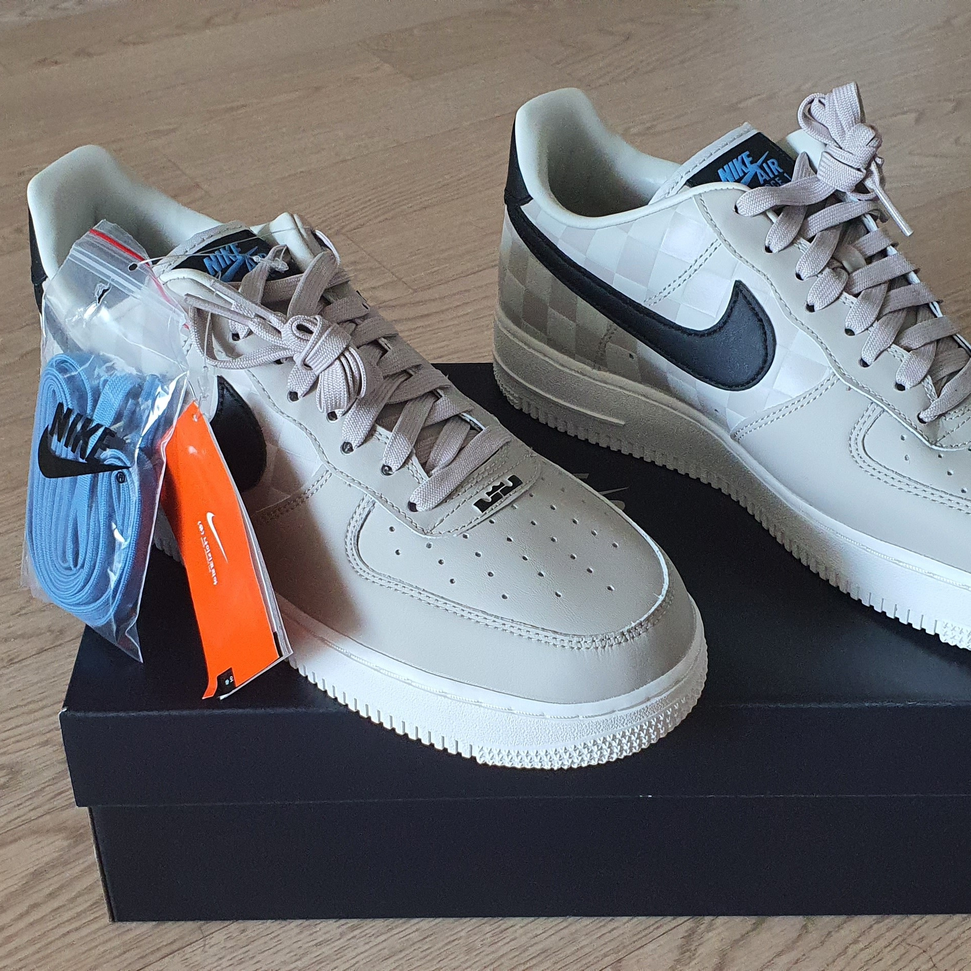 Nike Air Force 1 '07 QS LBJ 착용 스타일 - 2
