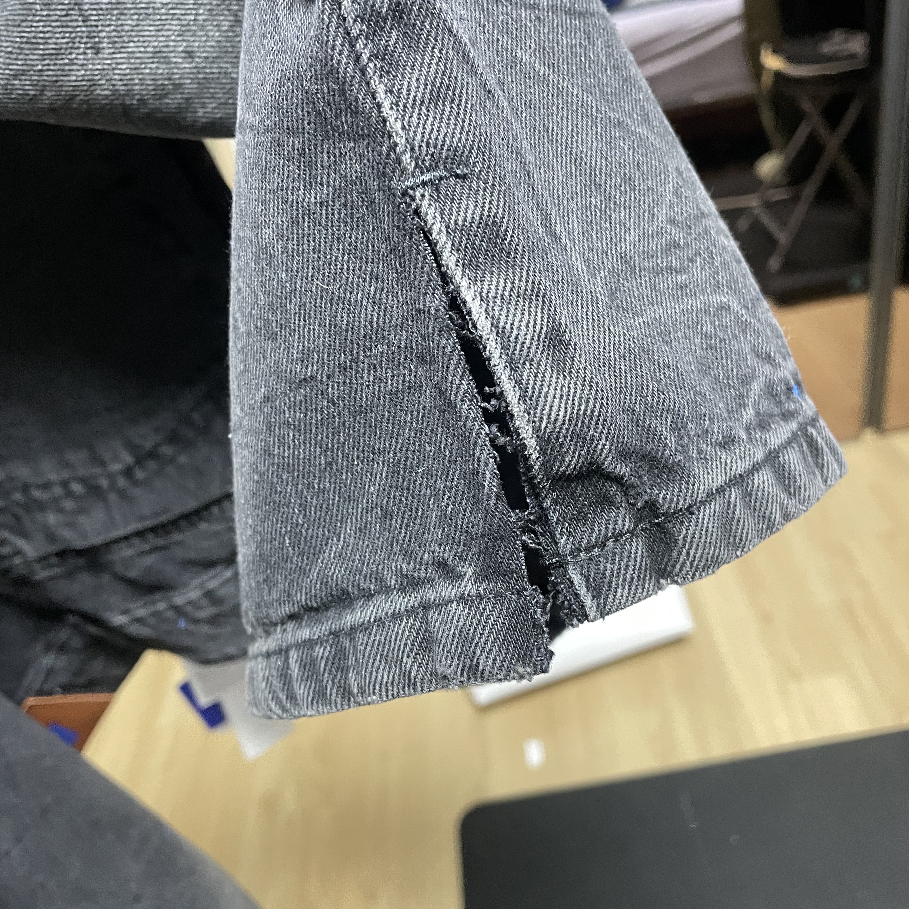 Zara x Ader Error Slit Jeans Black 착용 스타일 - 4