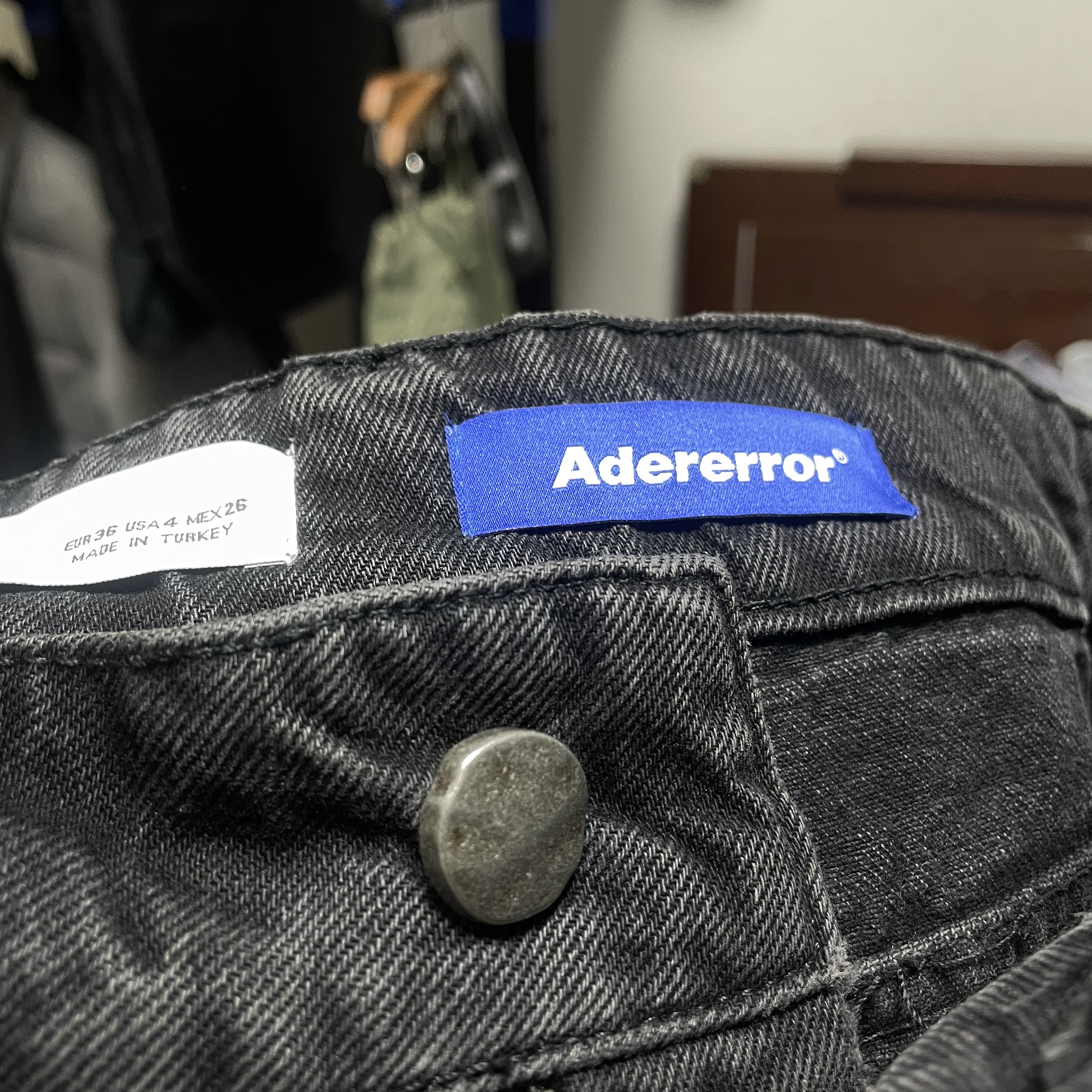 Zara x Ader Error Slit Jeans Black 착용 스타일 - 3