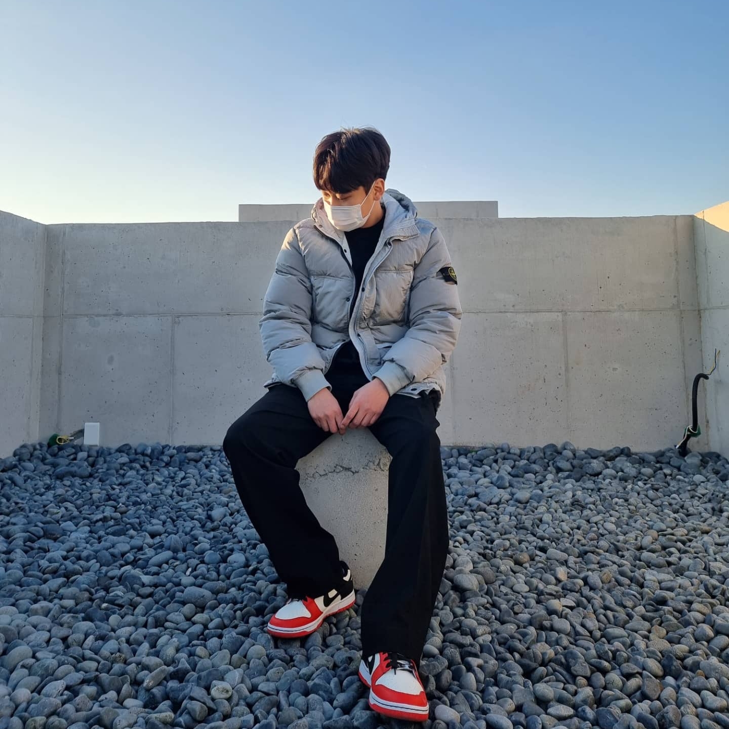 Stone Island 44508 Nylon Metal Down-TC Jacket Light Grey - 21FW, Nike x NBA Dunk Low Retro EMB Black and Chile Red 착용 스타일 - 2